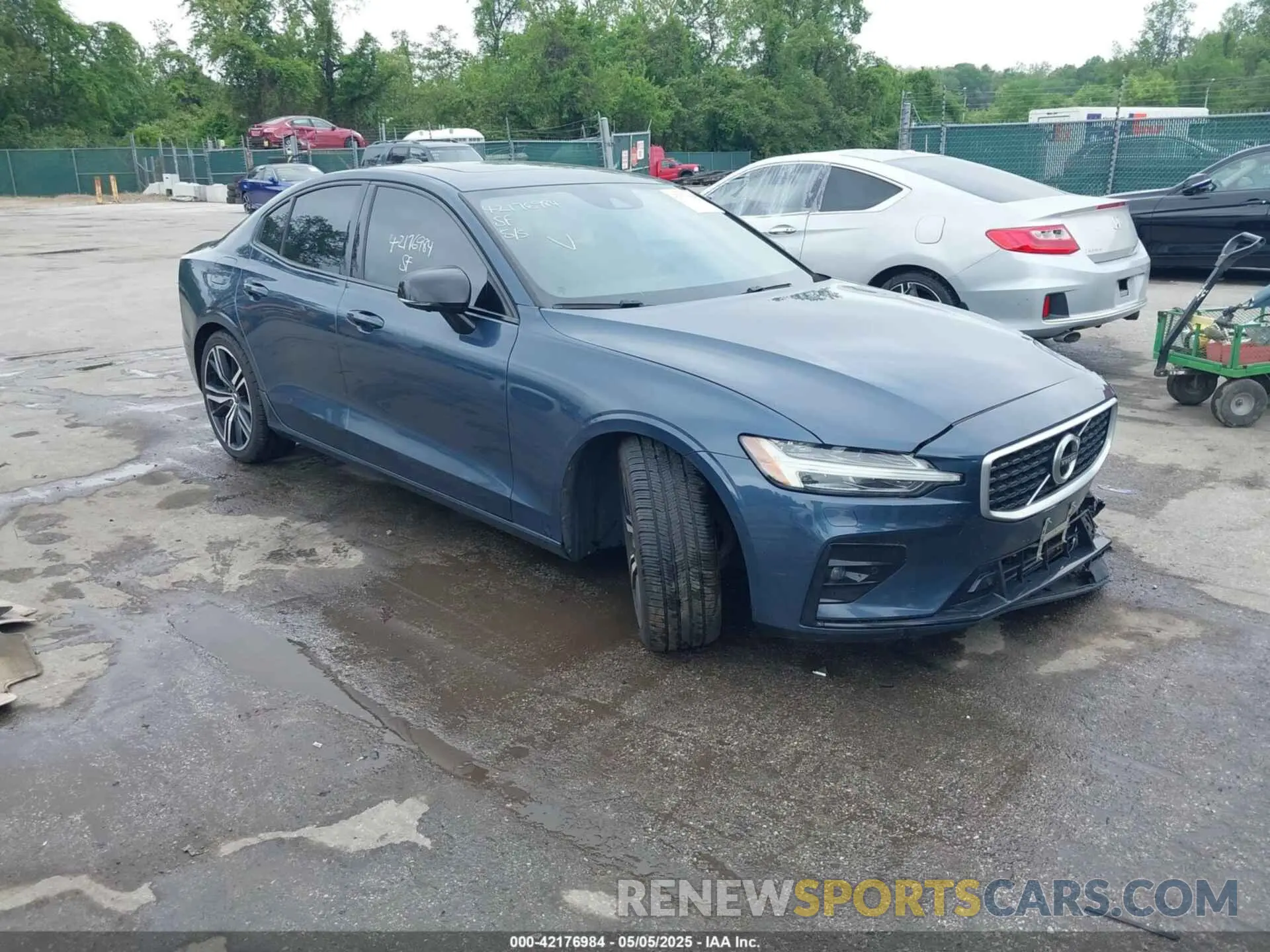1 Photograph of a damaged car 7JRA22TM1KG005468 VOLVO S60 2019