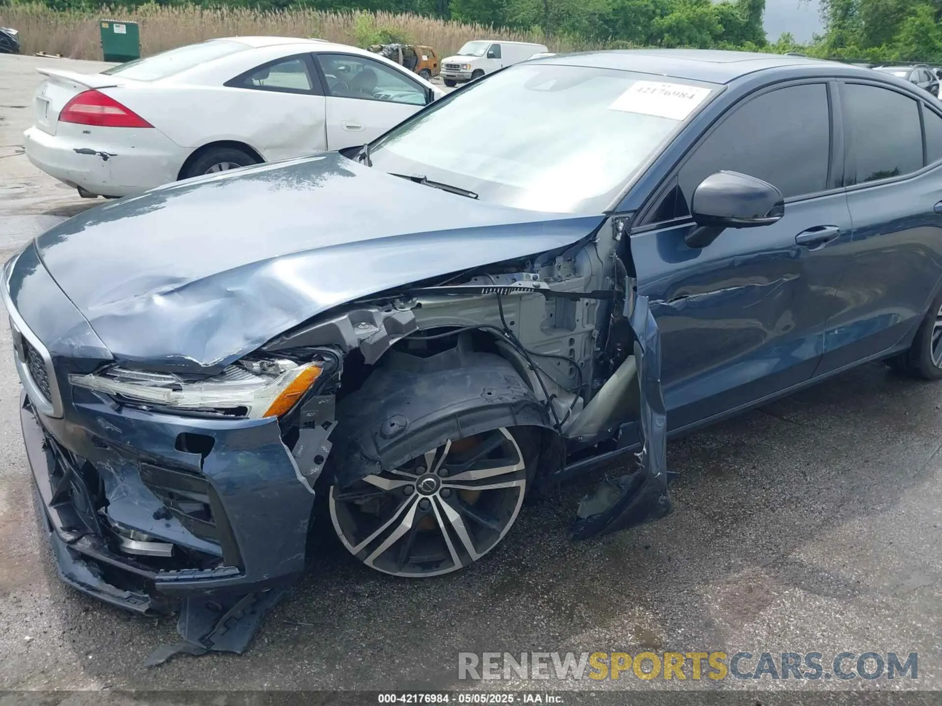16 Photograph of a damaged car 7JRA22TM1KG005468 VOLVO S60 2019