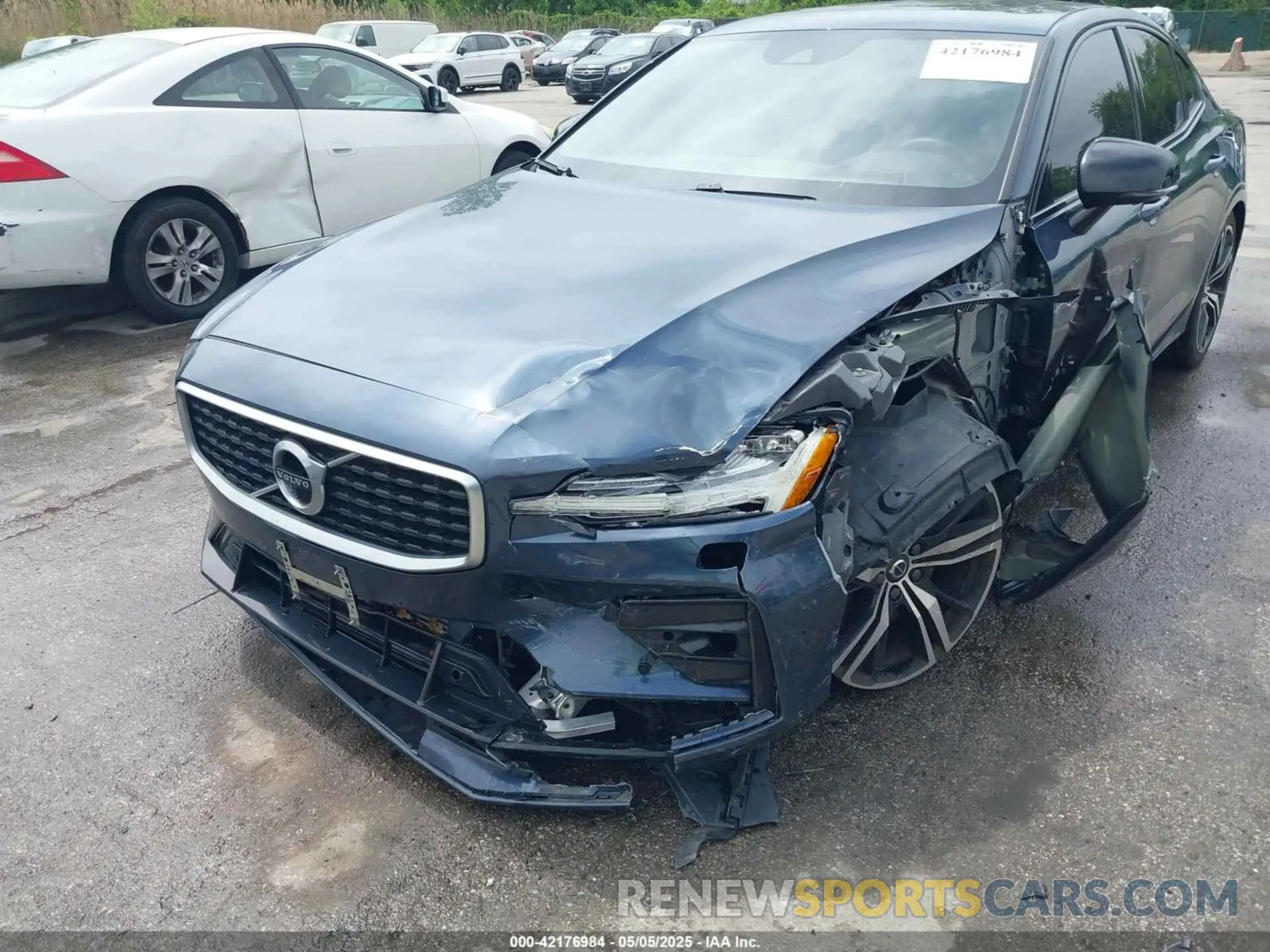 17 Photograph of a damaged car 7JRA22TM1KG005468 VOLVO S60 2019