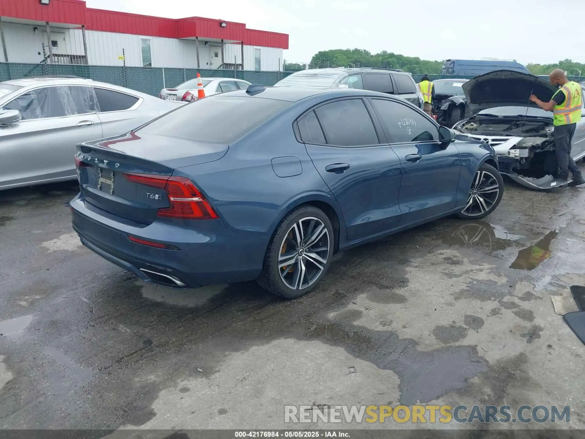4 Photograph of a damaged car 7JRA22TM1KG005468 VOLVO S60 2019