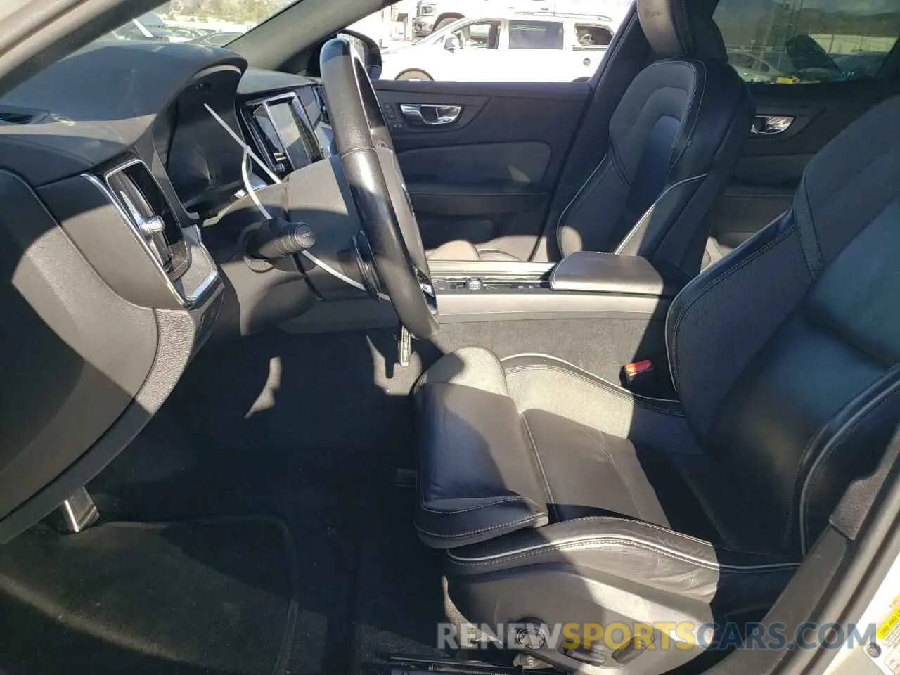 7 Photograph of a damaged car 7JRA22TM3KG013071 VOLVO S60 2019