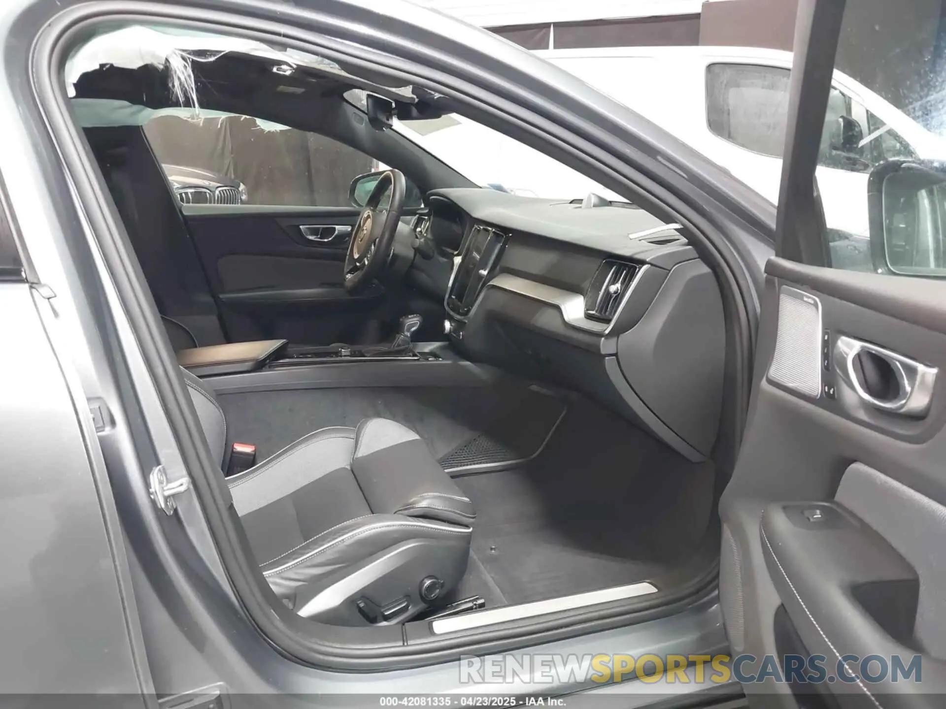5 Photograph of a damaged car 7JRA22TM5KG004212 VOLVO S60 2019