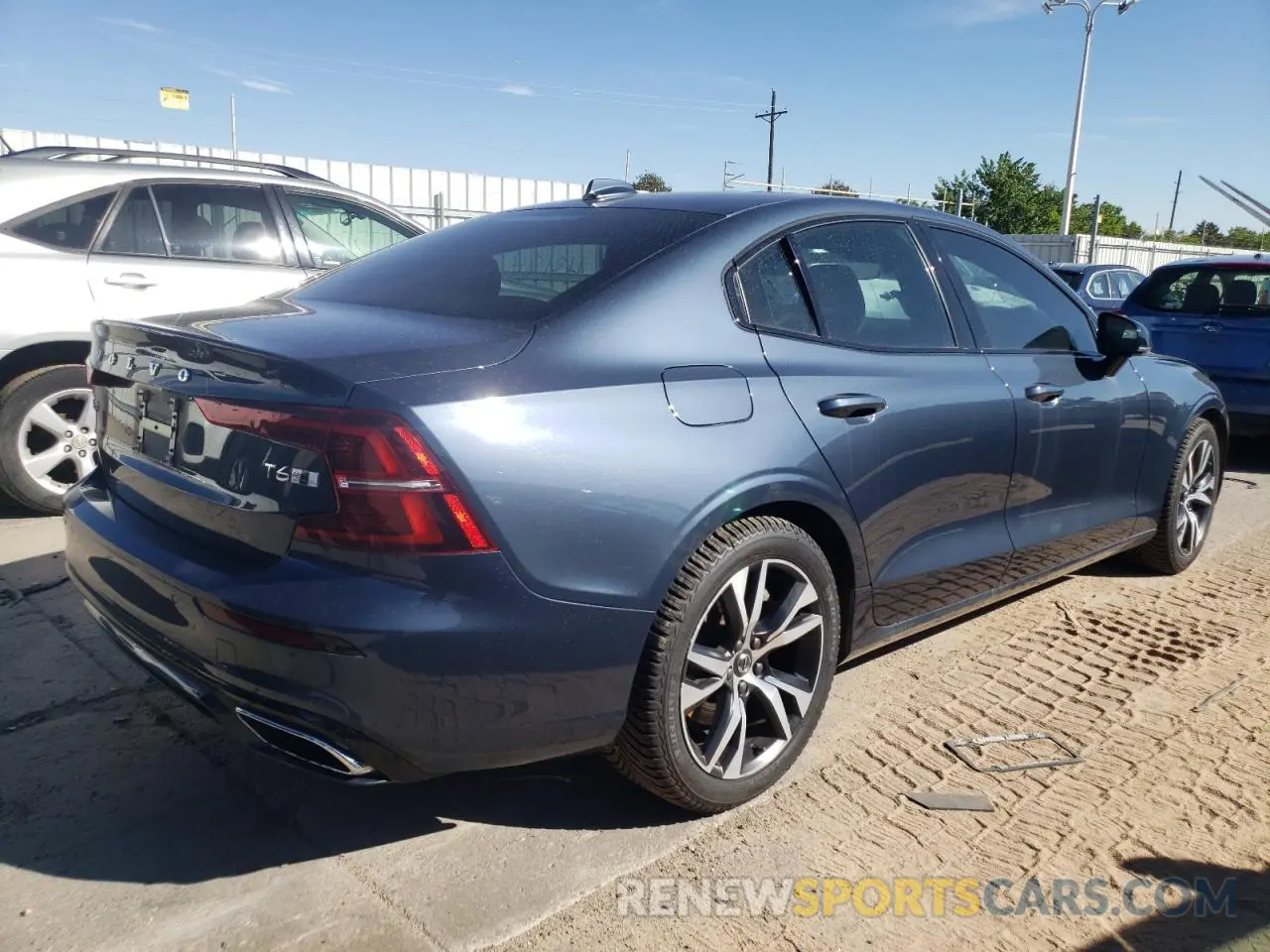 4 Photograph of a damaged car 7JRA22TM6KG013324 VOLVO S60 2019