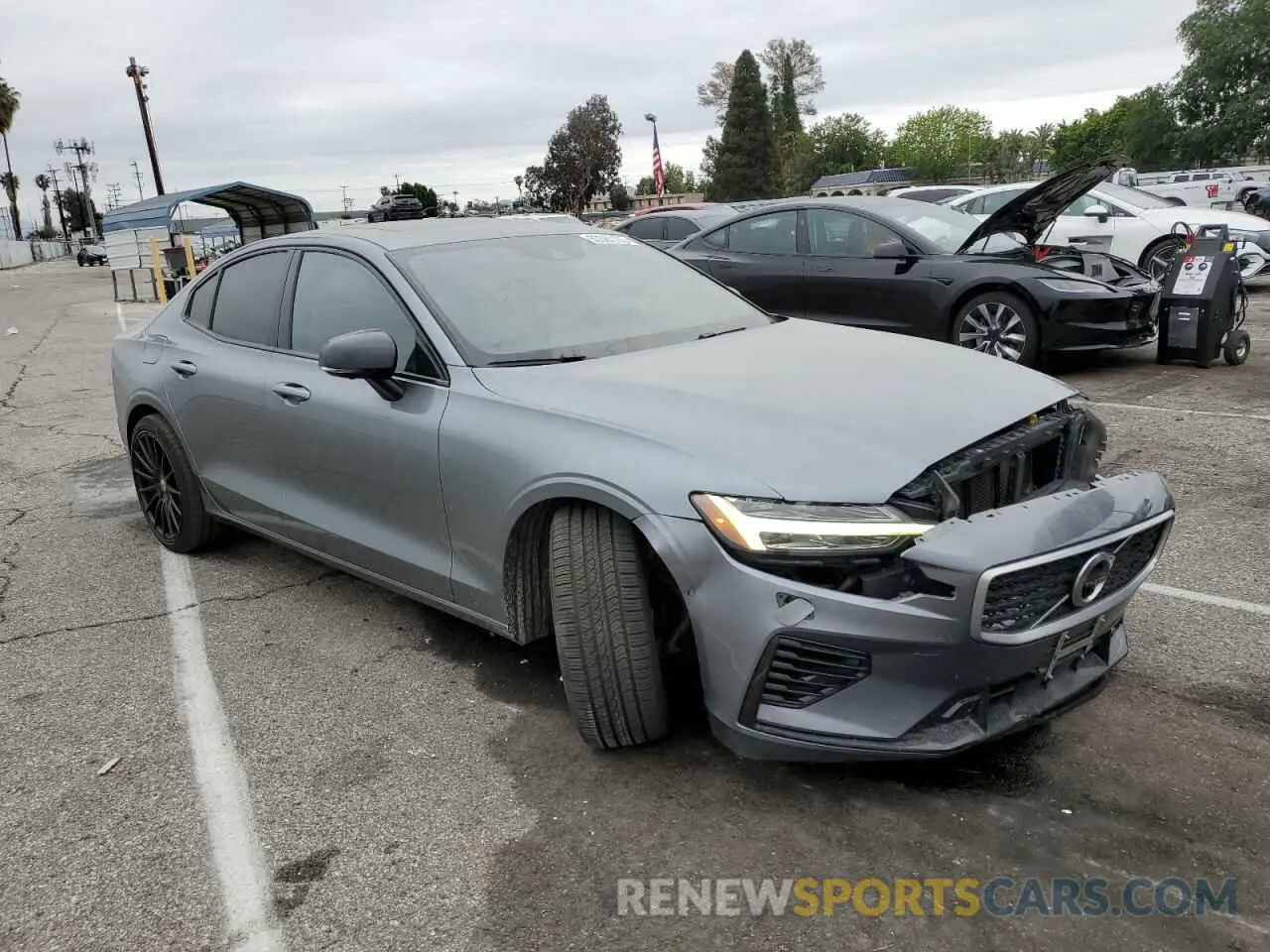 4 Photograph of a damaged car 7JRBR0FM3KG012437 VOLVO S60 2019