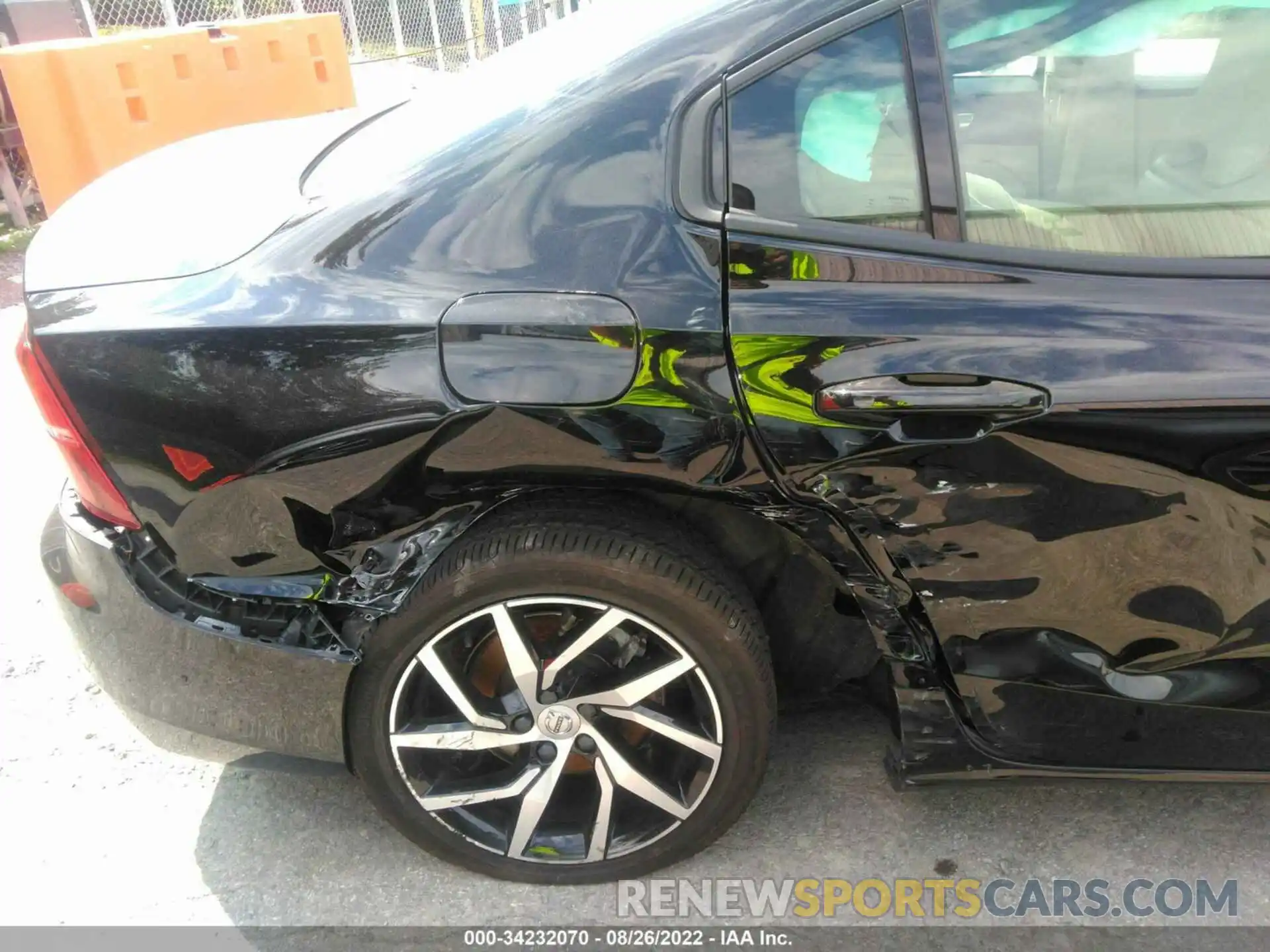 6 Photograph of a damaged car 7JR102FK0LG067459 VOLVO S60 2020