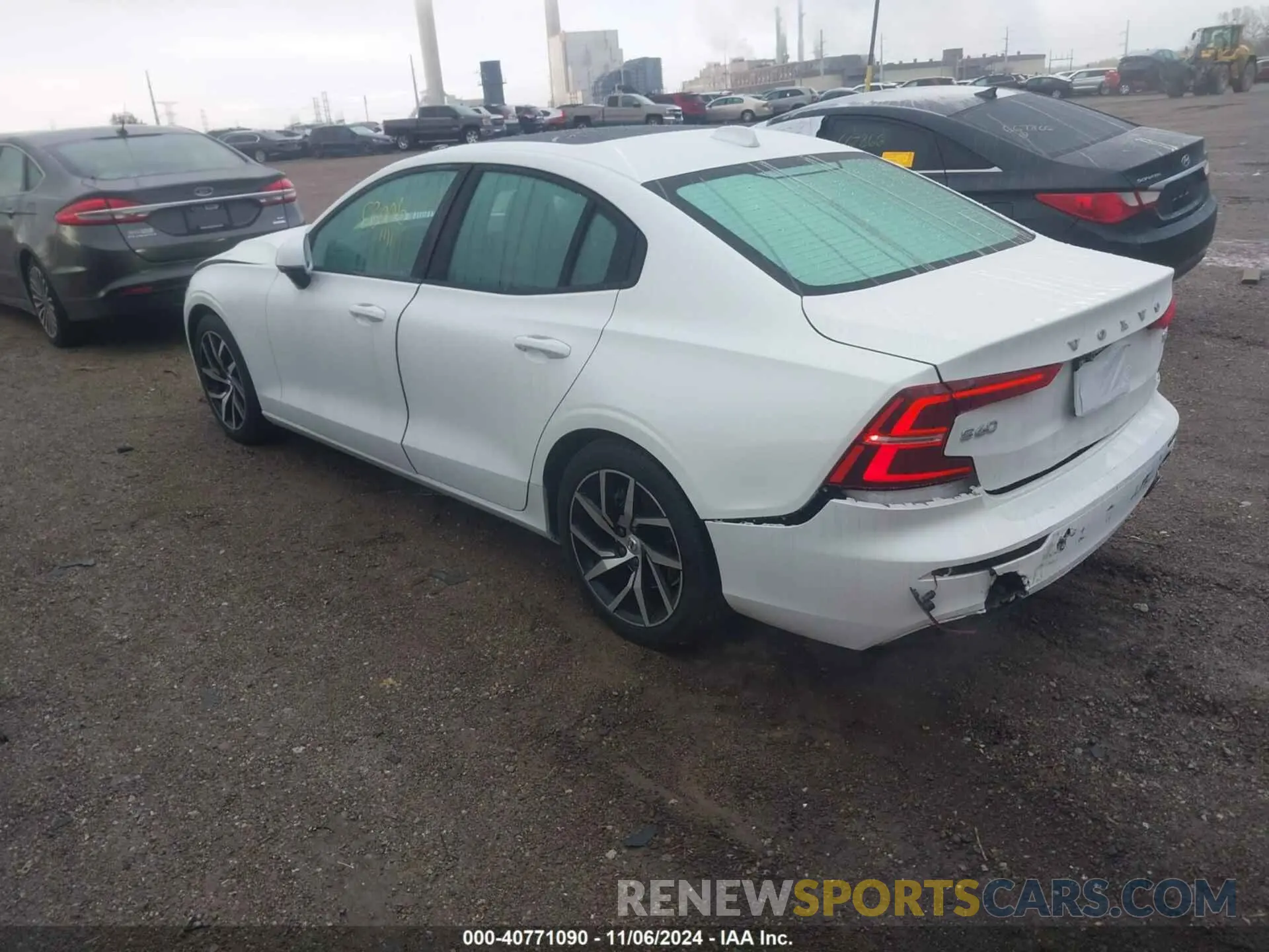 3 Photograph of a damaged car 7JR102FK1LG039461 VOLVO S60 2020