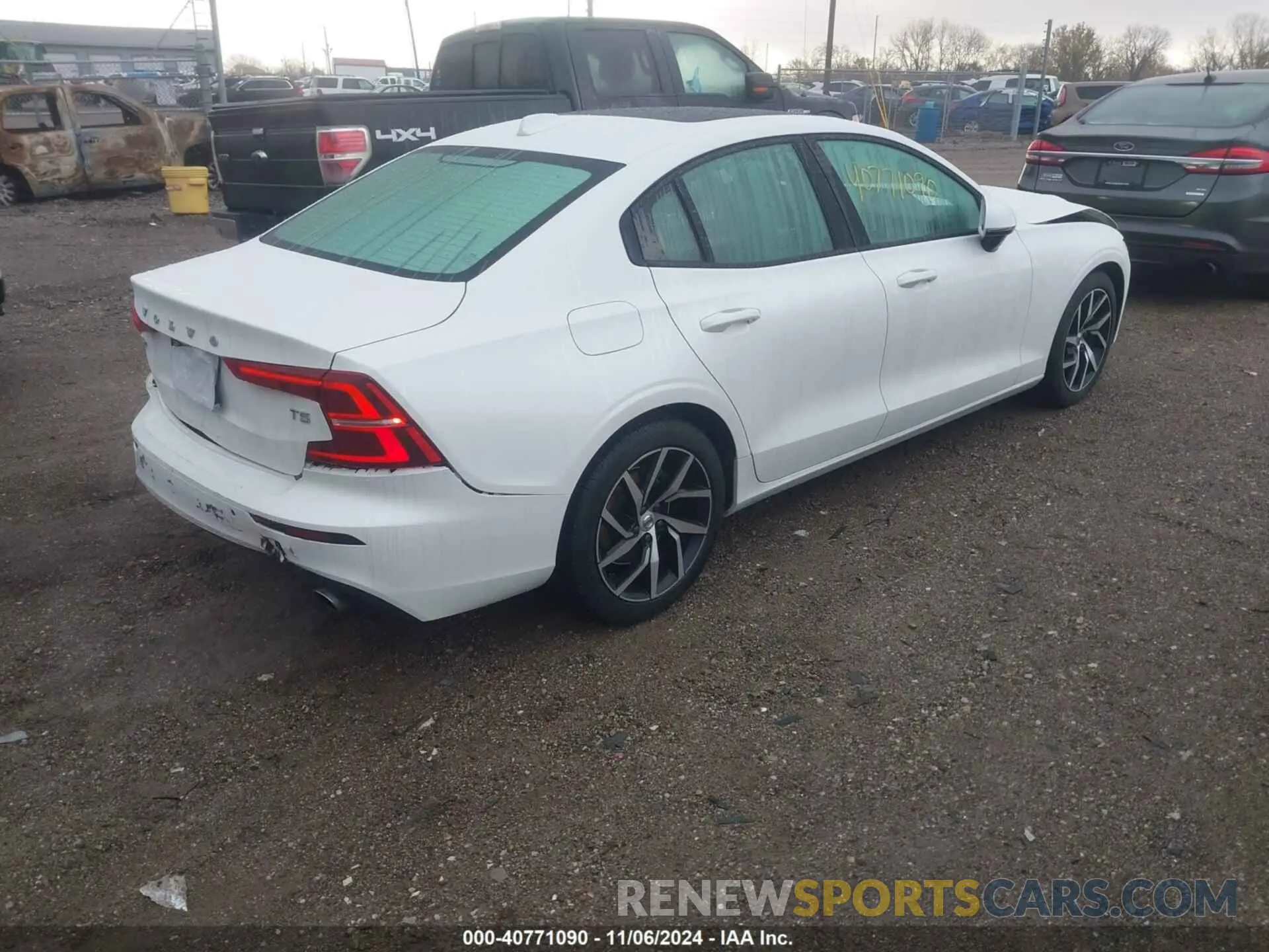 4 Photograph of a damaged car 7JR102FK1LG039461 VOLVO S60 2020