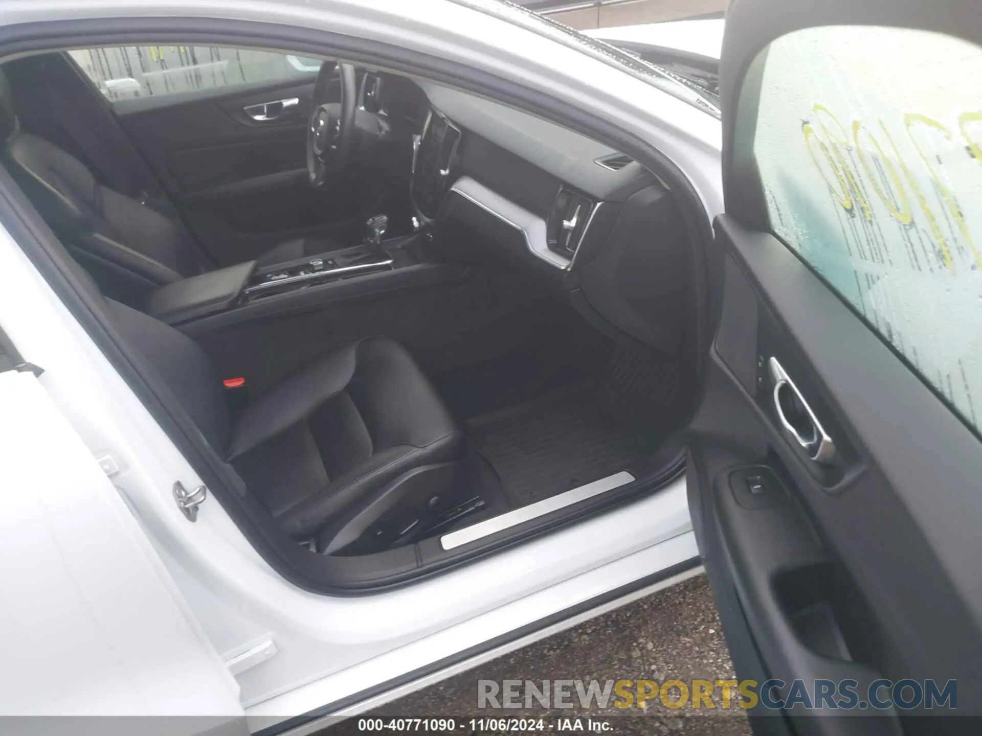 5 Photograph of a damaged car 7JR102FK1LG039461 VOLVO S60 2020