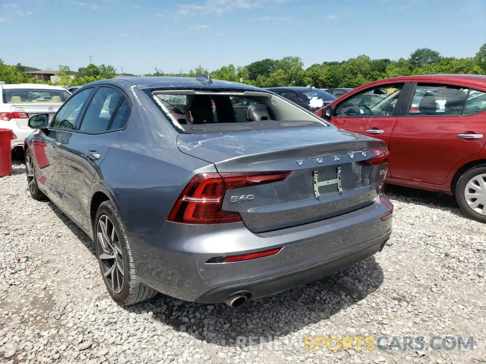 3 Photograph of a damaged car 7JR102FK1LG051240 VOLVO S60 2020