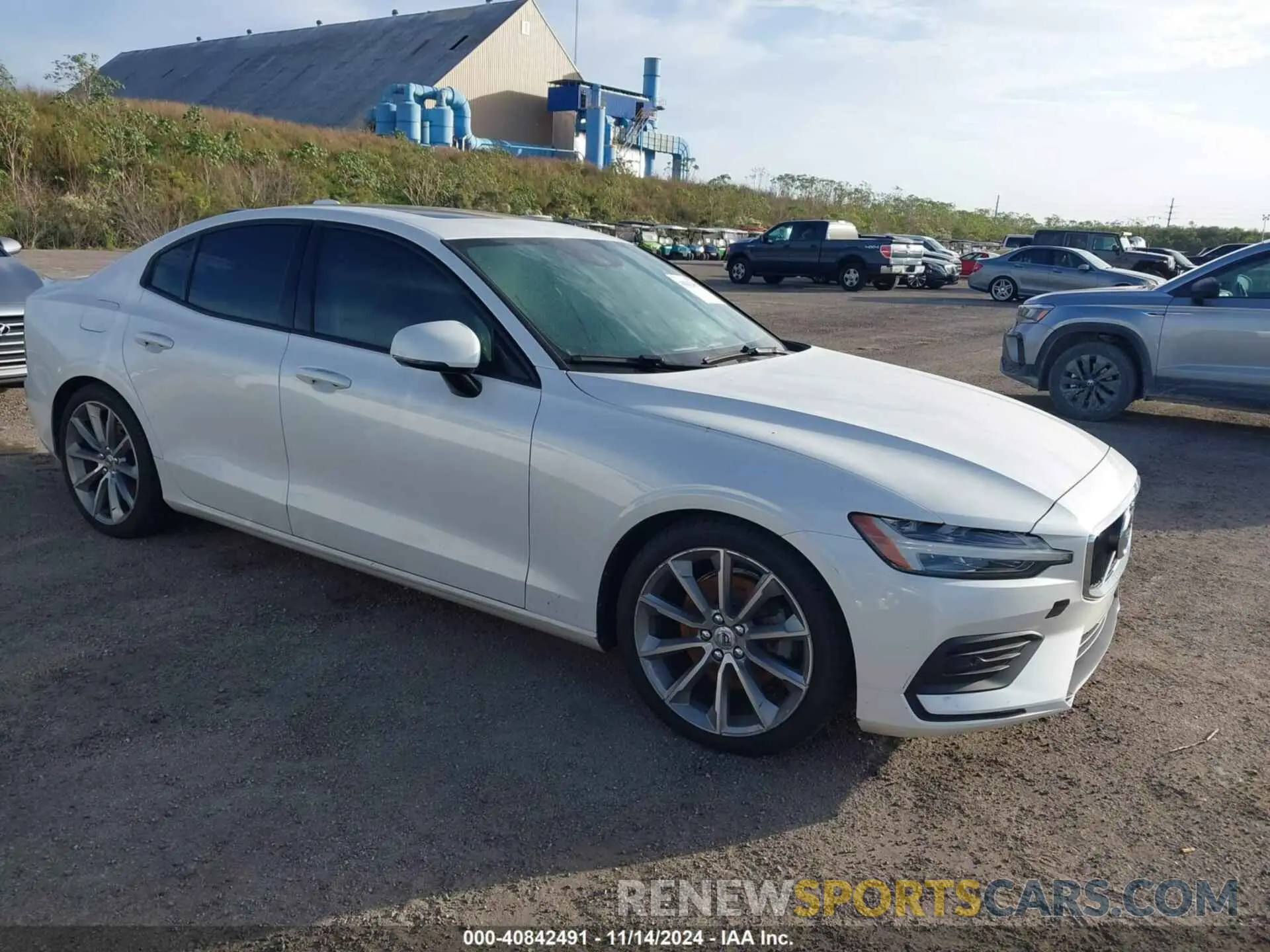 1 Photograph of a damaged car 7JR102FK4LG030981 VOLVO S60 2020