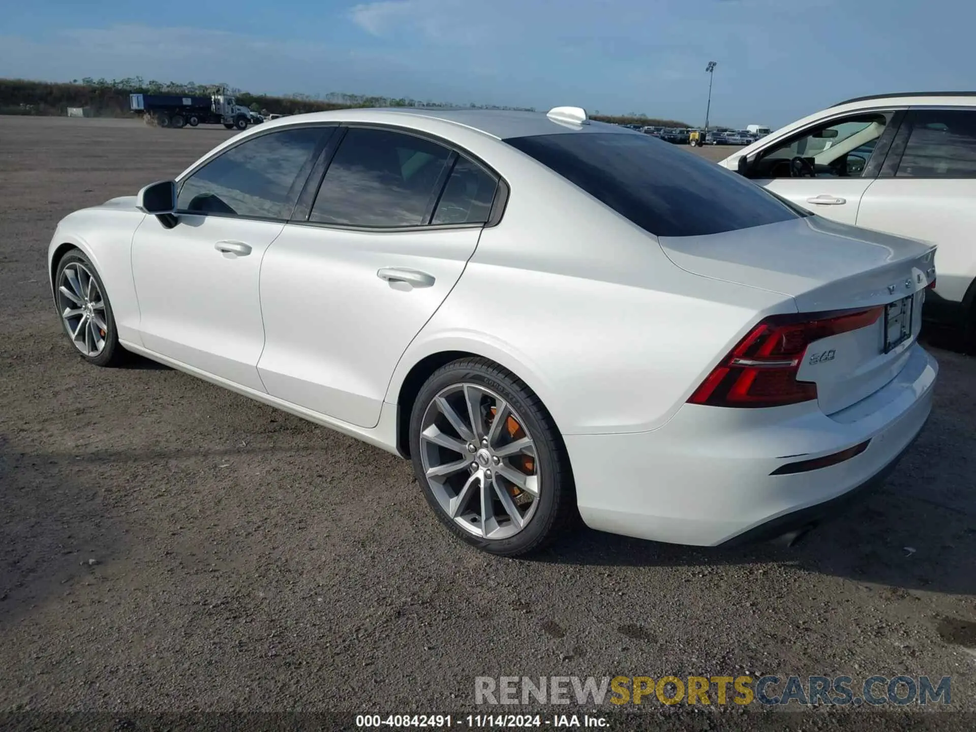 3 Photograph of a damaged car 7JR102FK4LG030981 VOLVO S60 2020