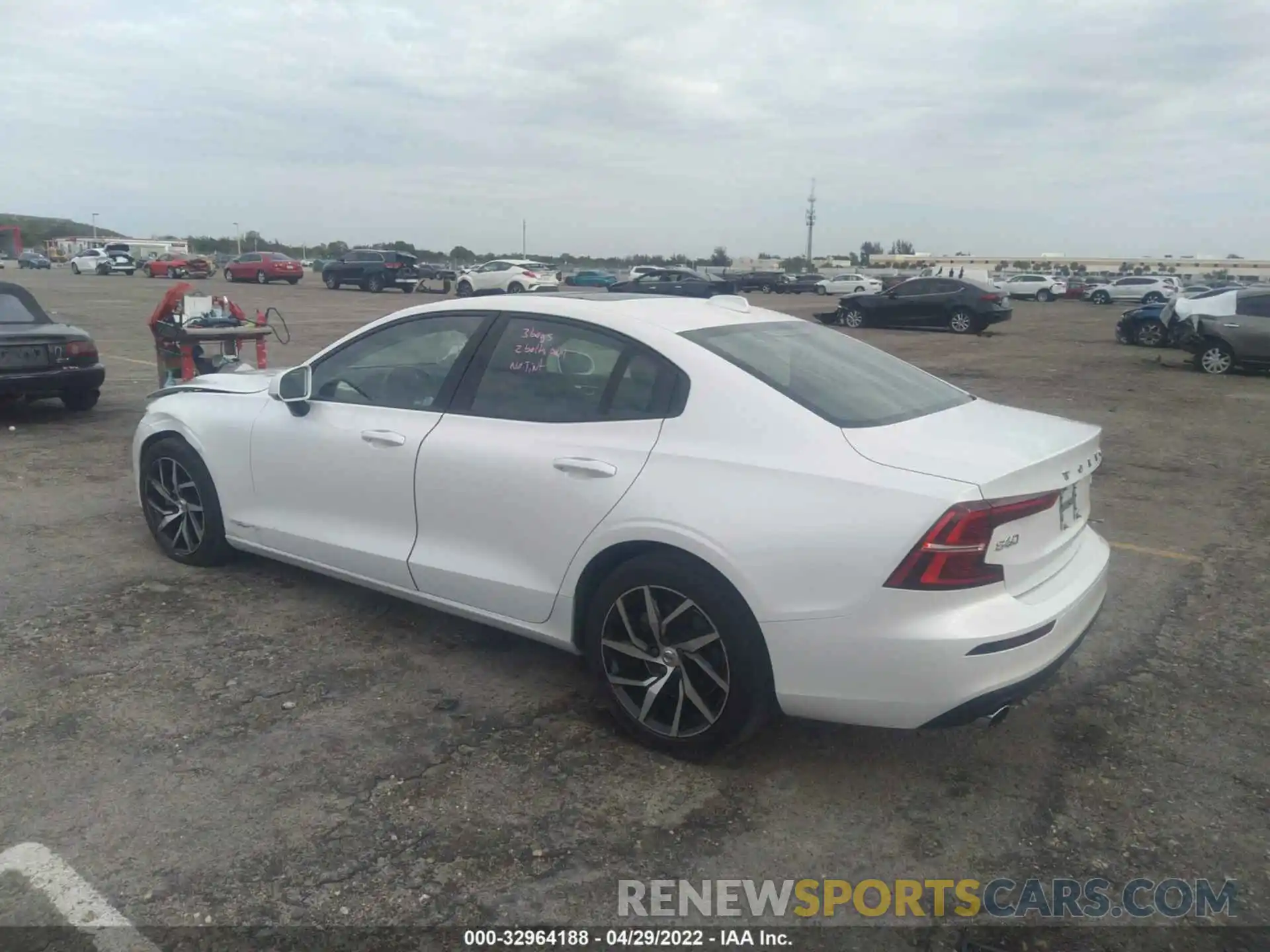 3 Photograph of a damaged car 7JR102FK4LG039678 VOLVO S60 2020