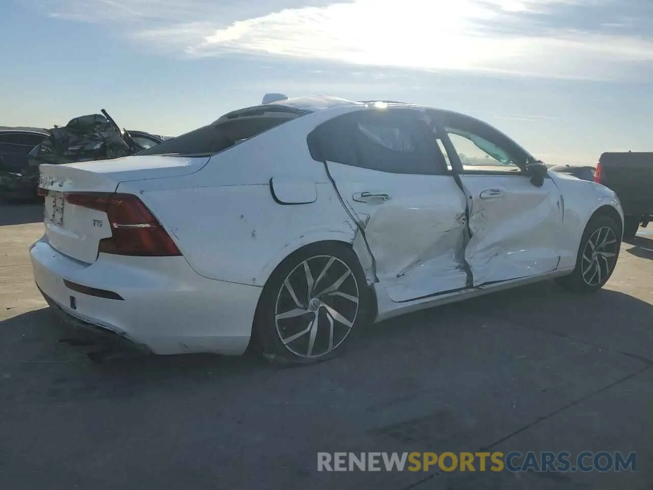 3 Photograph of a damaged car 7JR102FK4LG060238 VOLVO S60 2020