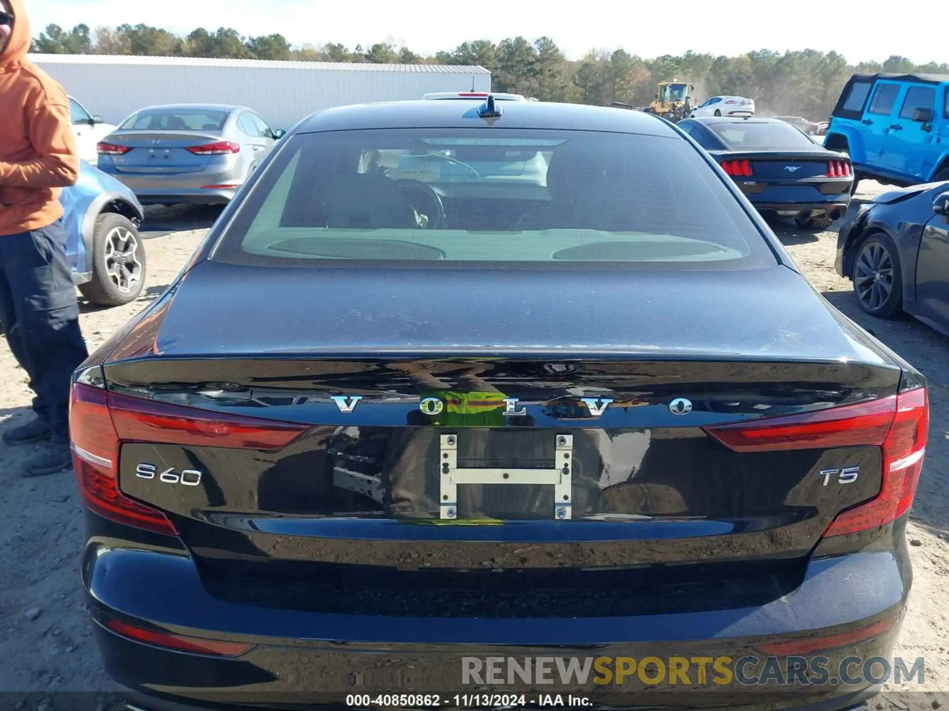 17 Photograph of a damaged car 7JR102FK6LG066266 VOLVO S60 2020