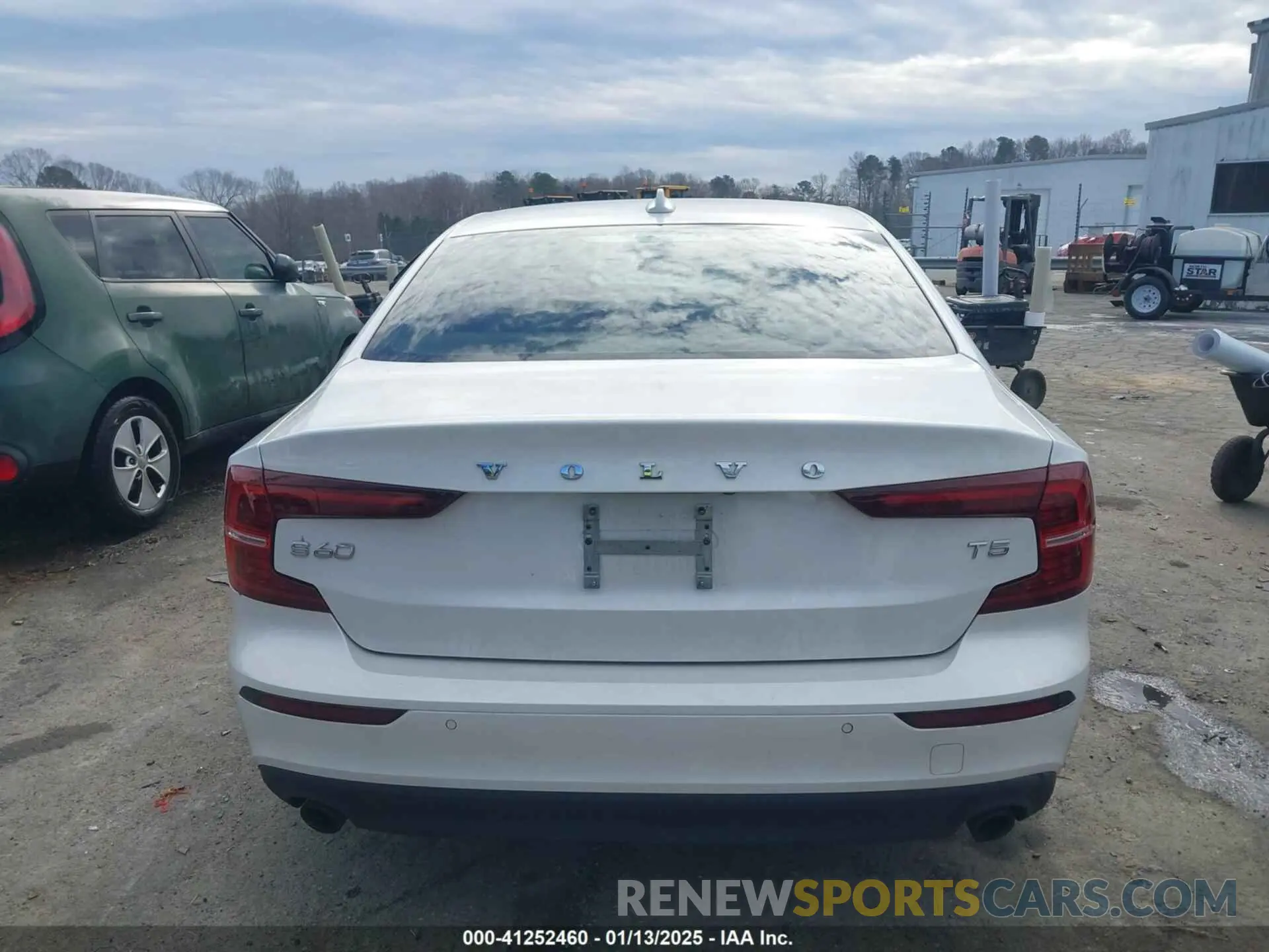 16 Photograph of a damaged car 7JR102FK6LG071869 VOLVO S60 2020