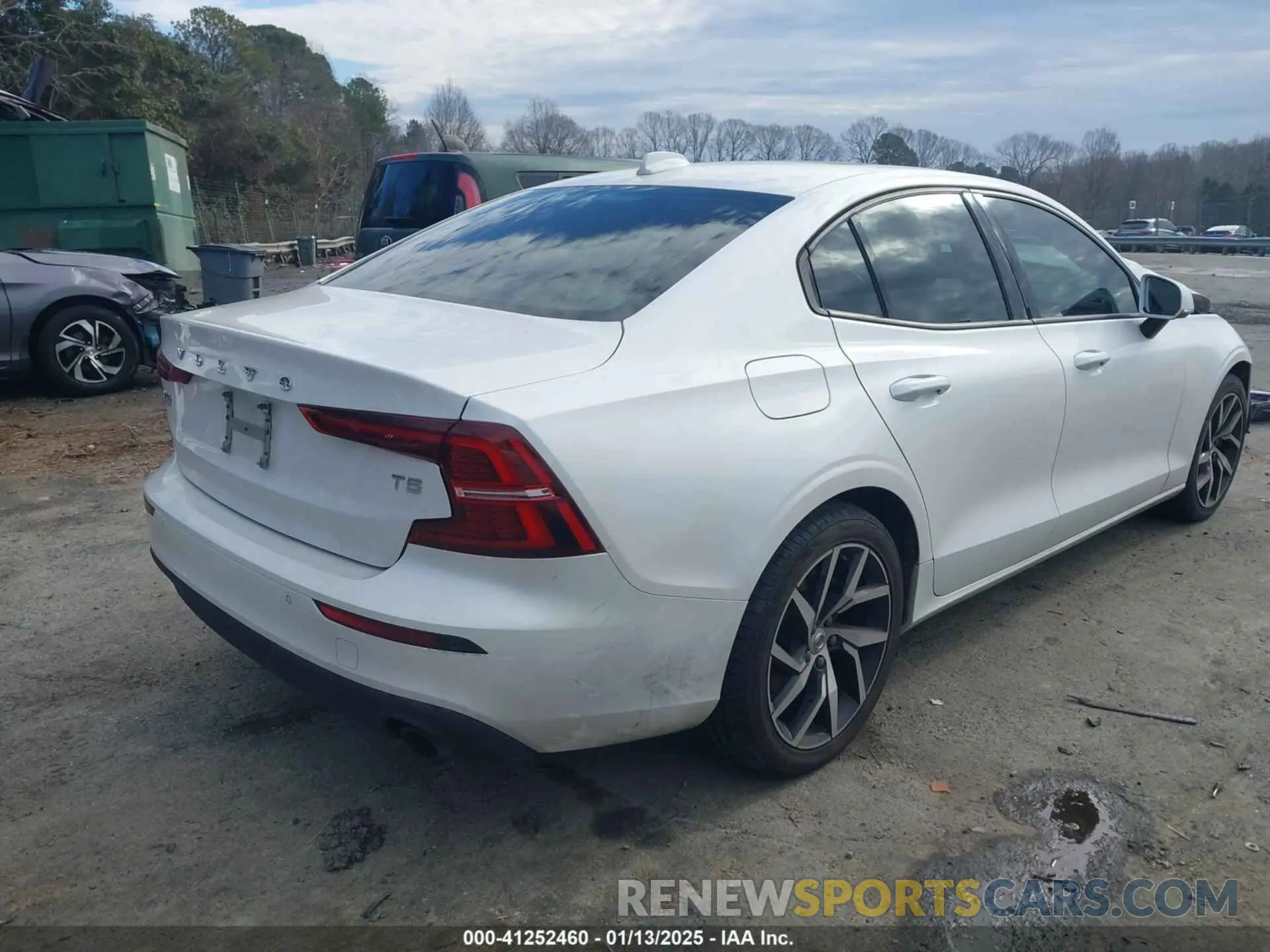 4 Photograph of a damaged car 7JR102FK6LG071869 VOLVO S60 2020