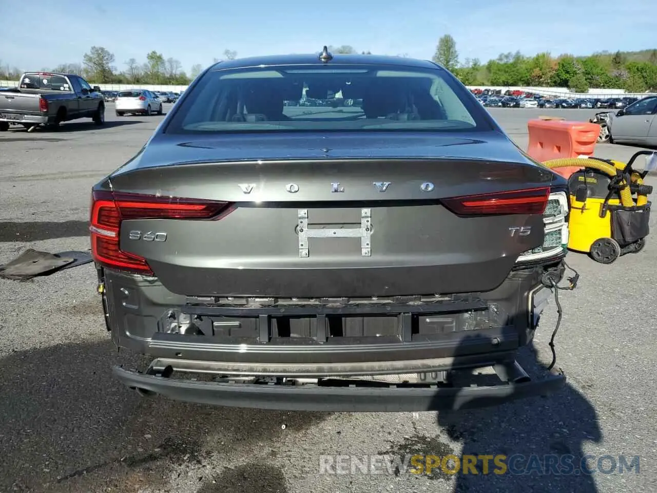 6 Photograph of a damaged car 7JR102FK8LG045144 VOLVO S60 2020