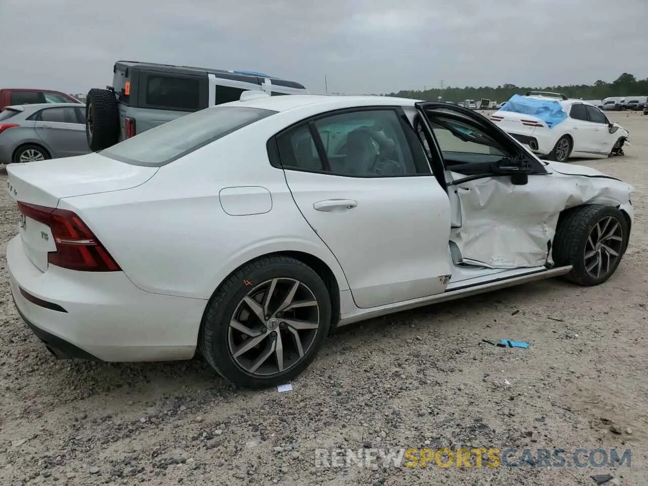 3 Photograph of a damaged car 7JR102FK8LG054992 VOLVO S60 2020