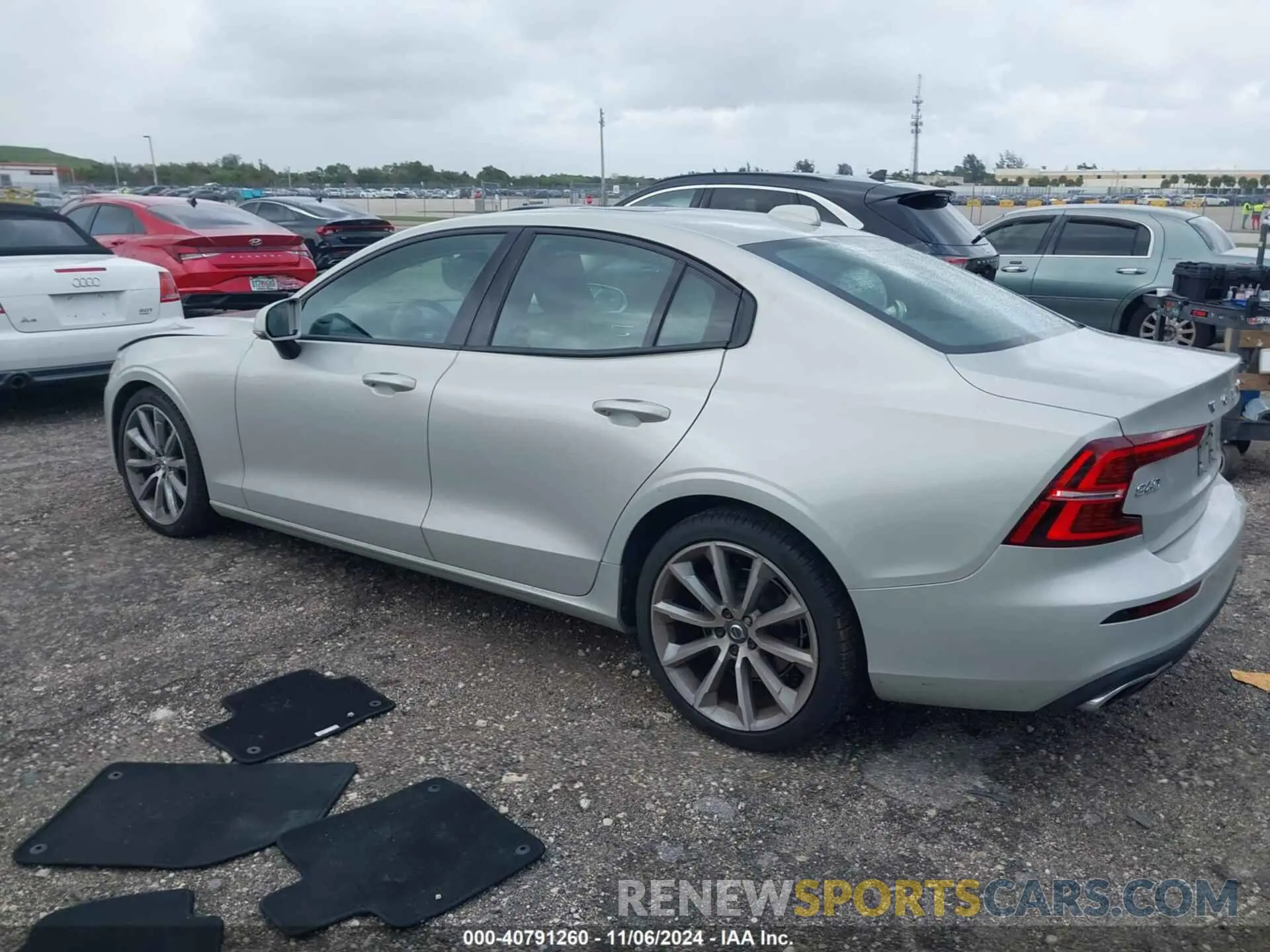 3 Photograph of a damaged car 7JR102FK9LG063765 VOLVO S60 2020