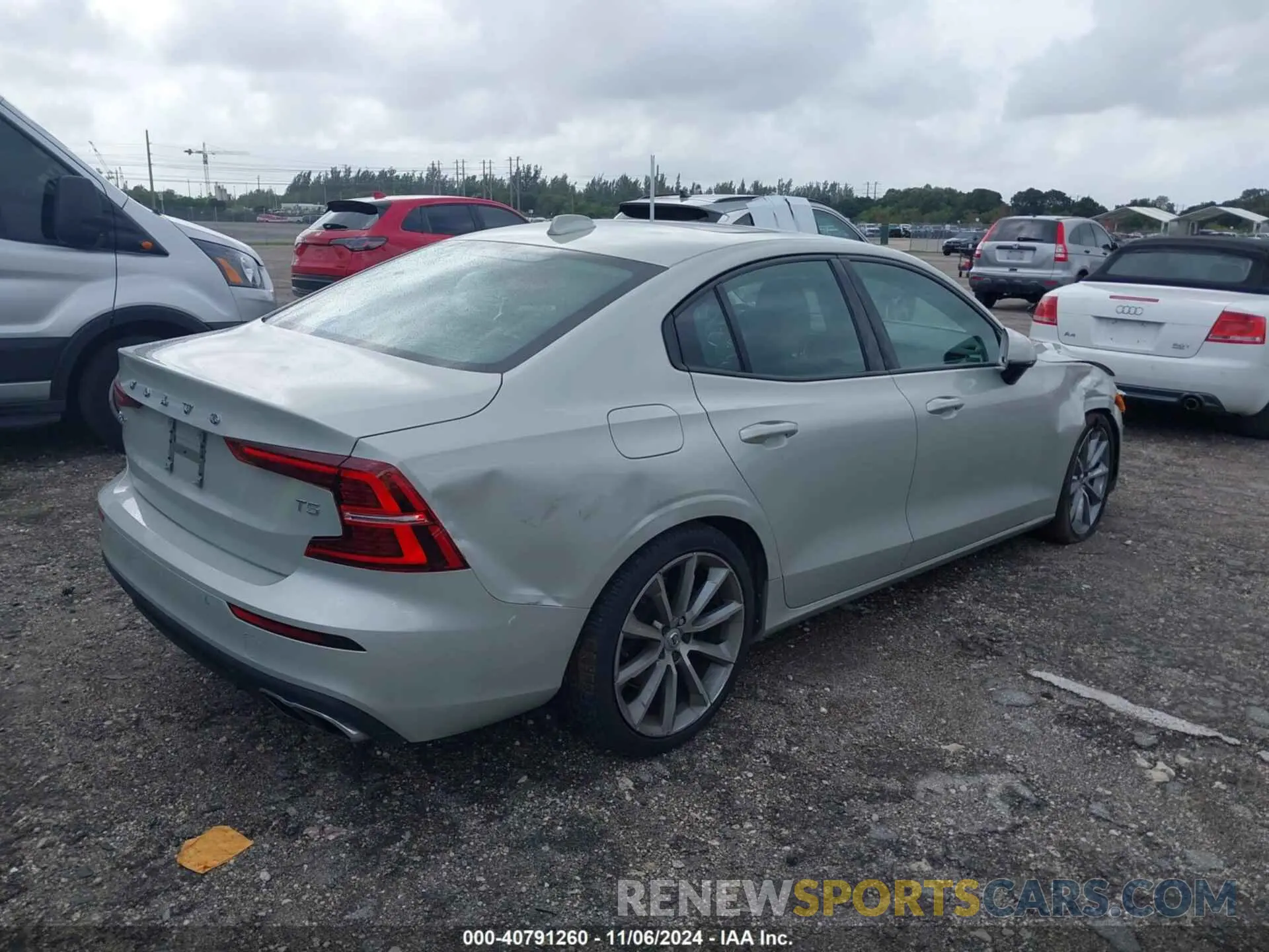 4 Photograph of a damaged car 7JR102FK9LG063765 VOLVO S60 2020