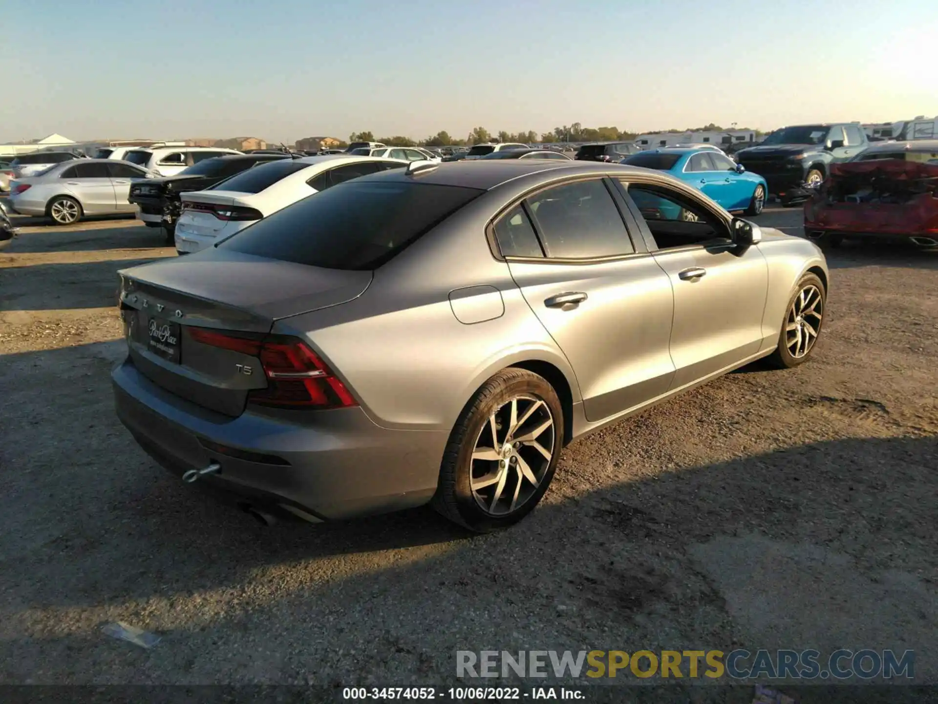 4 Photograph of a damaged car 7JR102FKXLG048059 VOLVO S60 2020