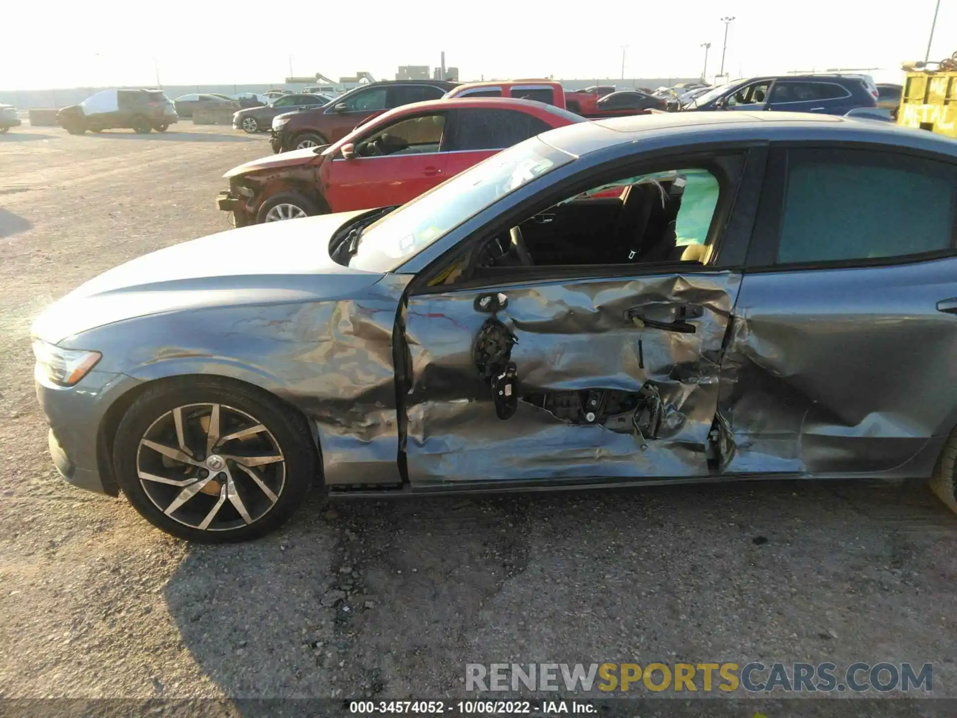 6 Photograph of a damaged car 7JR102FKXLG048059 VOLVO S60 2020