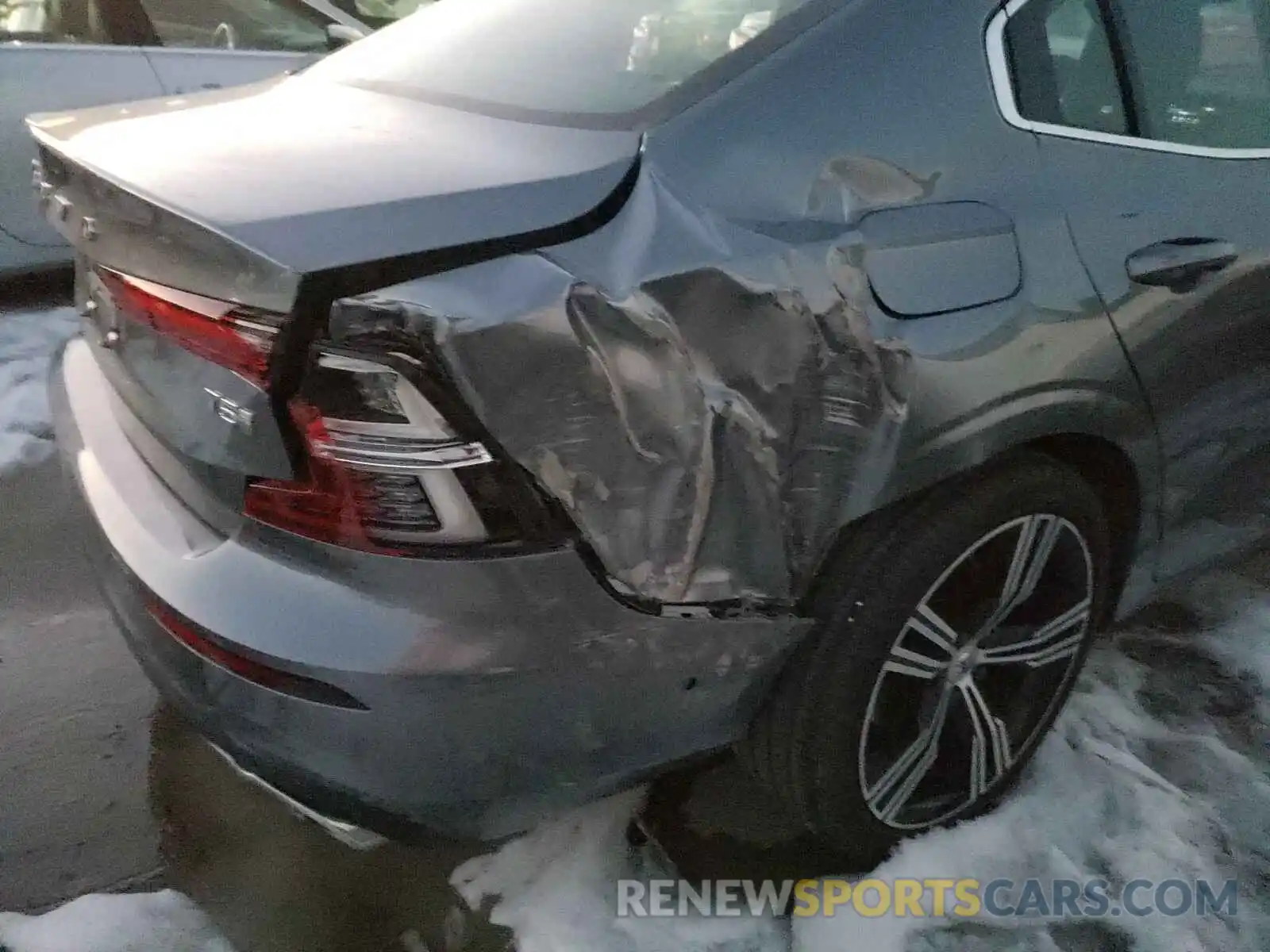 9 Photograph of a damaged car 7JR102FL2LG073062 VOLVO S60 2020