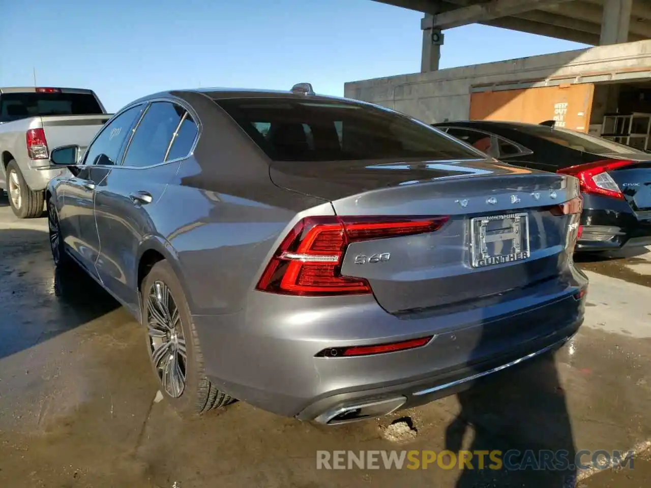 3 Photograph of a damaged car 7JR102FL5LG041917 VOLVO S60 2020