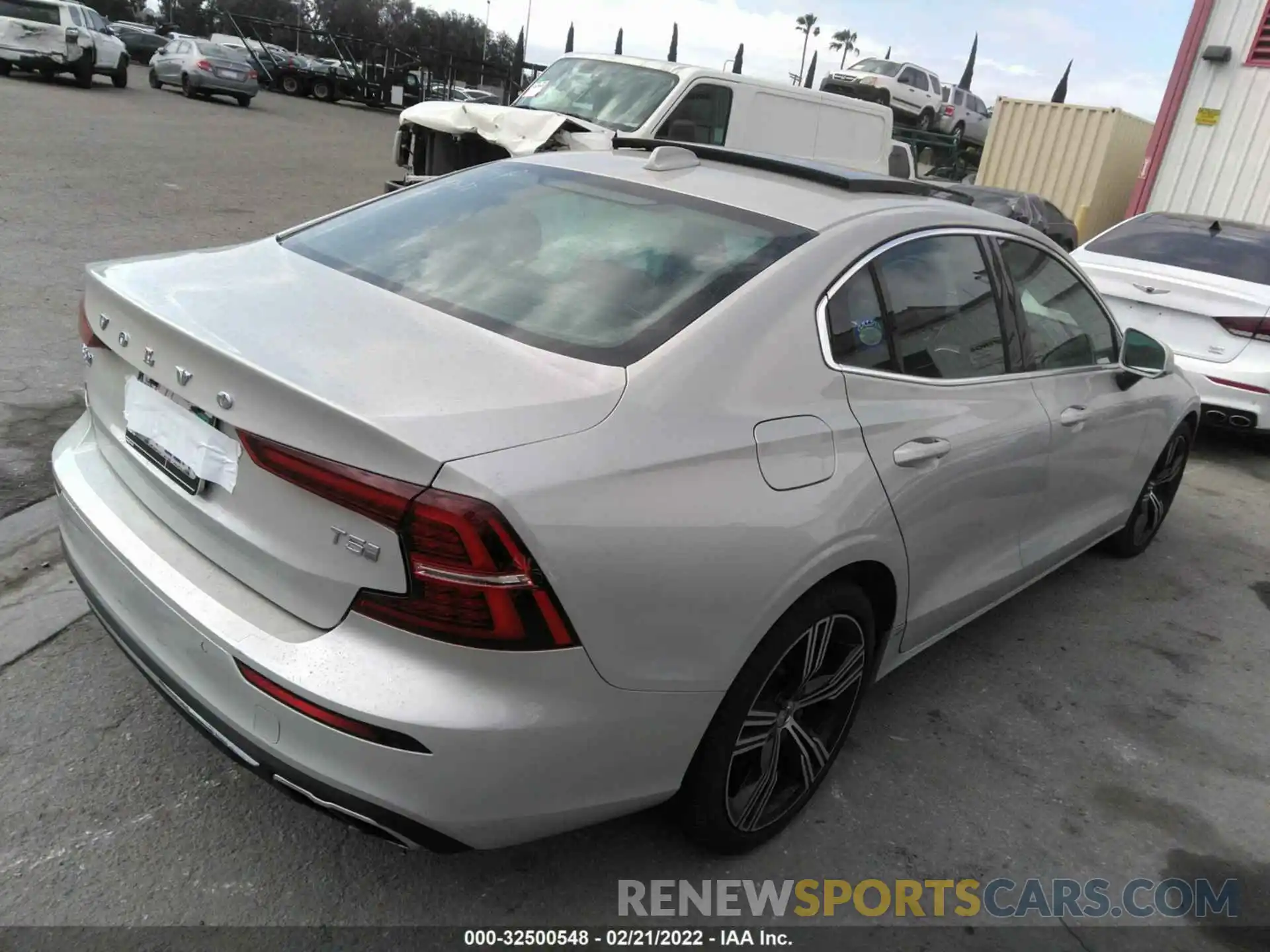 4 Photograph of a damaged car 7JR102FLXLG059717 VOLVO S60 2020