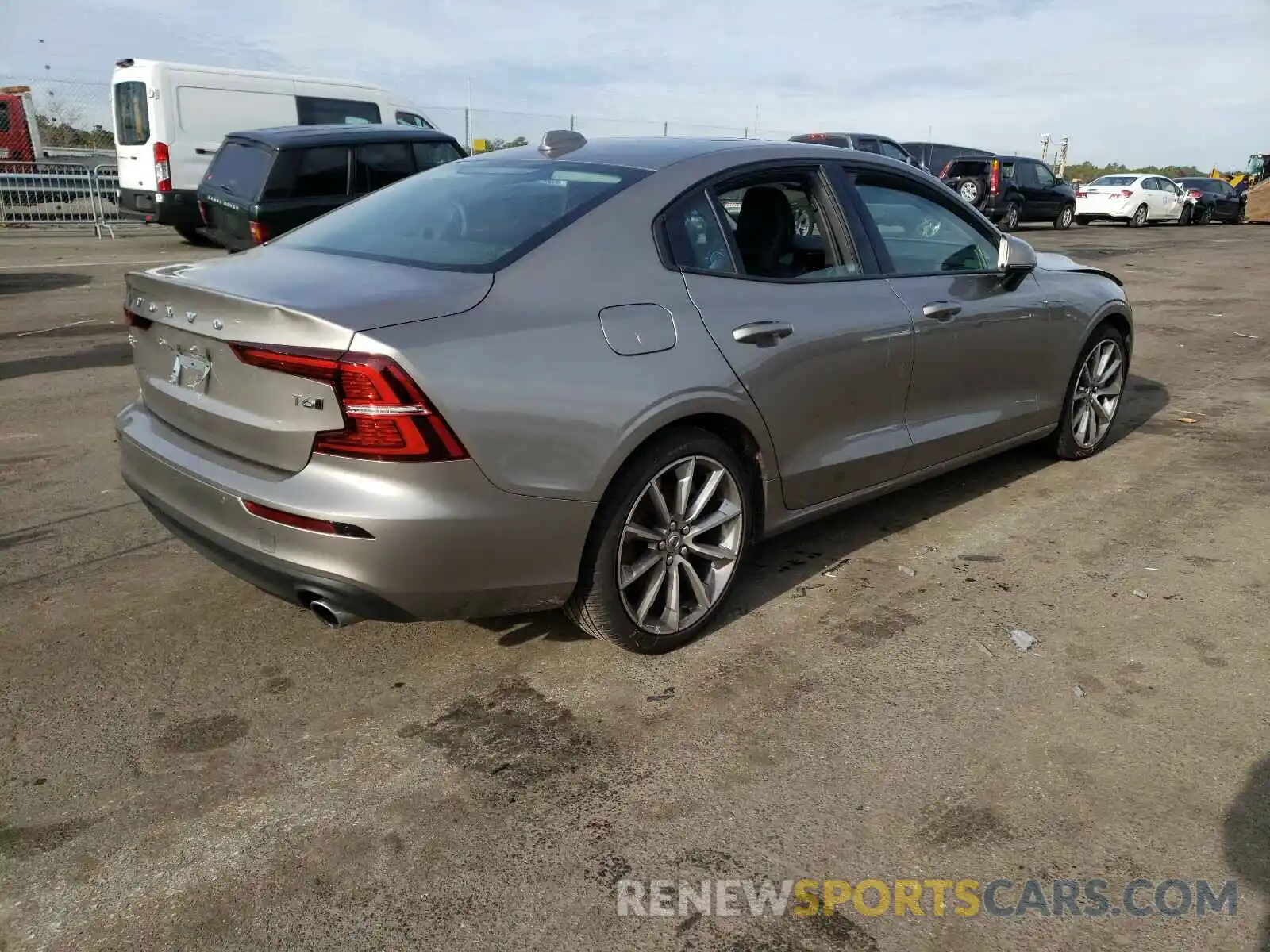 4 Photograph of a damaged car 7JRA22TK0LG067816 VOLVO S60 2020