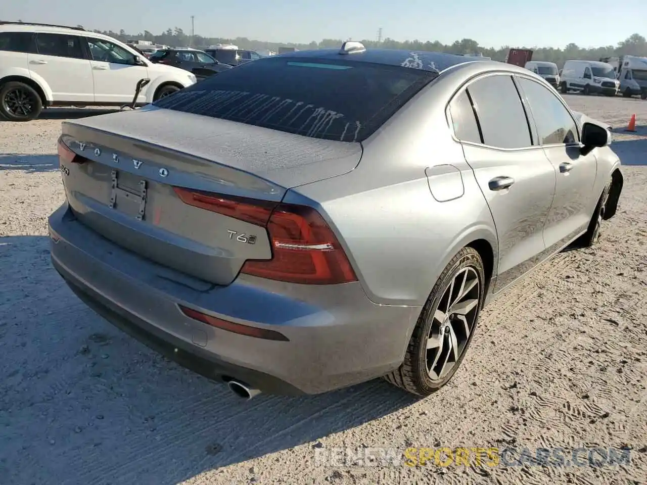 4 Photograph of a damaged car 7JRA22TK1LG062995 VOLVO S60 2020