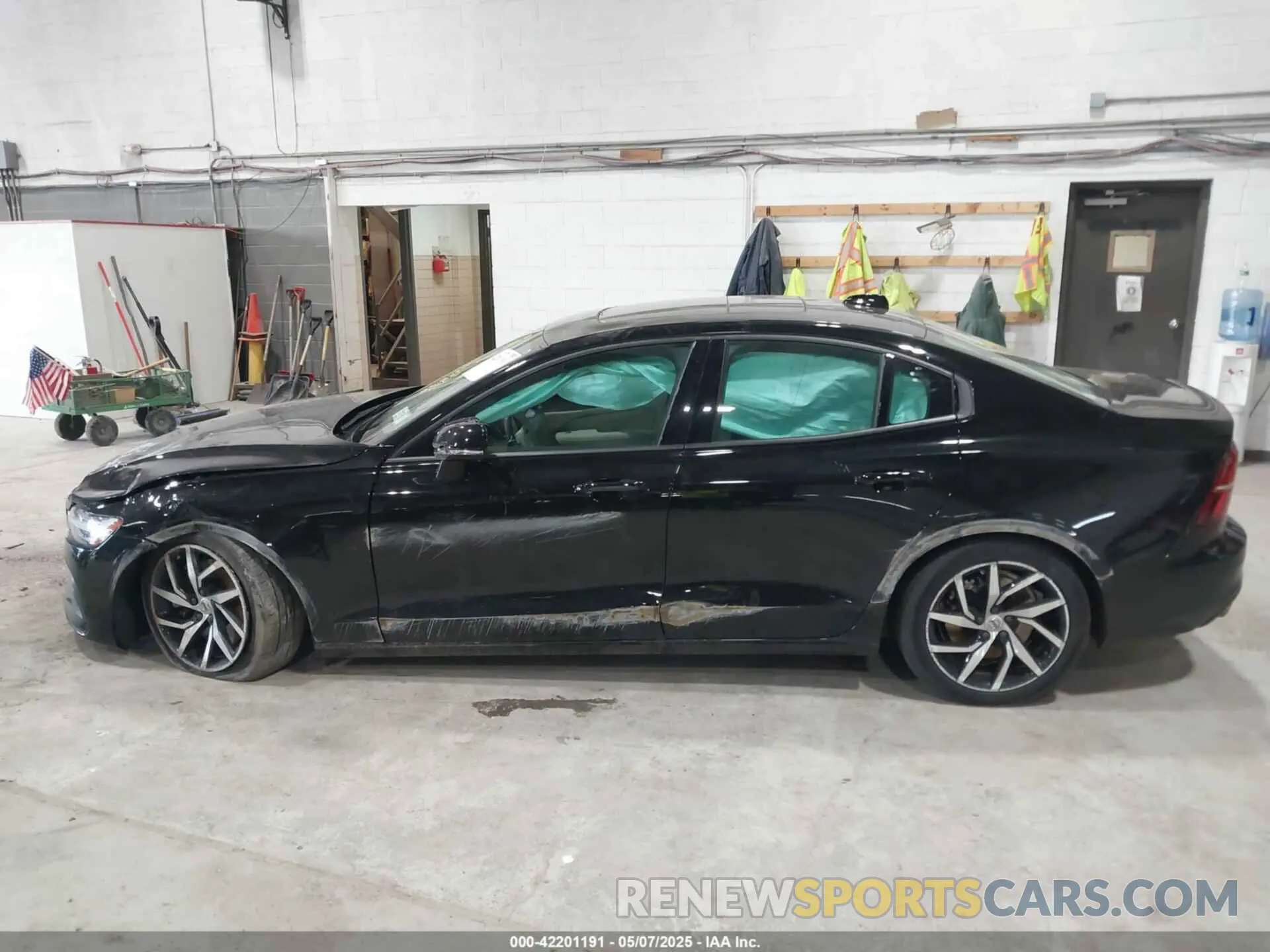 14 Photograph of a damaged car 7JRA22TK2LG037409 VOLVO S60 2020