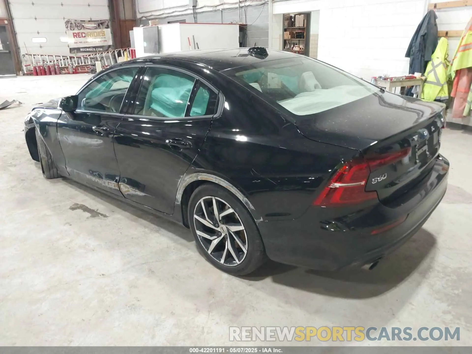 3 Photograph of a damaged car 7JRA22TK2LG037409 VOLVO S60 2020