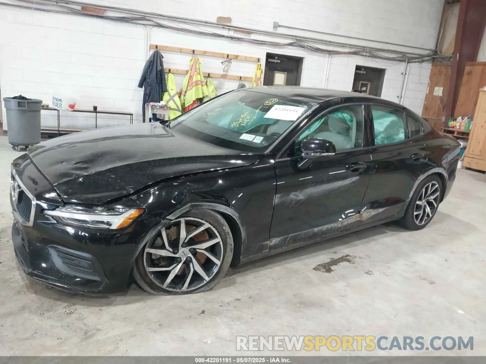 6 Photograph of a damaged car 7JRA22TK2LG037409 VOLVO S60 2020