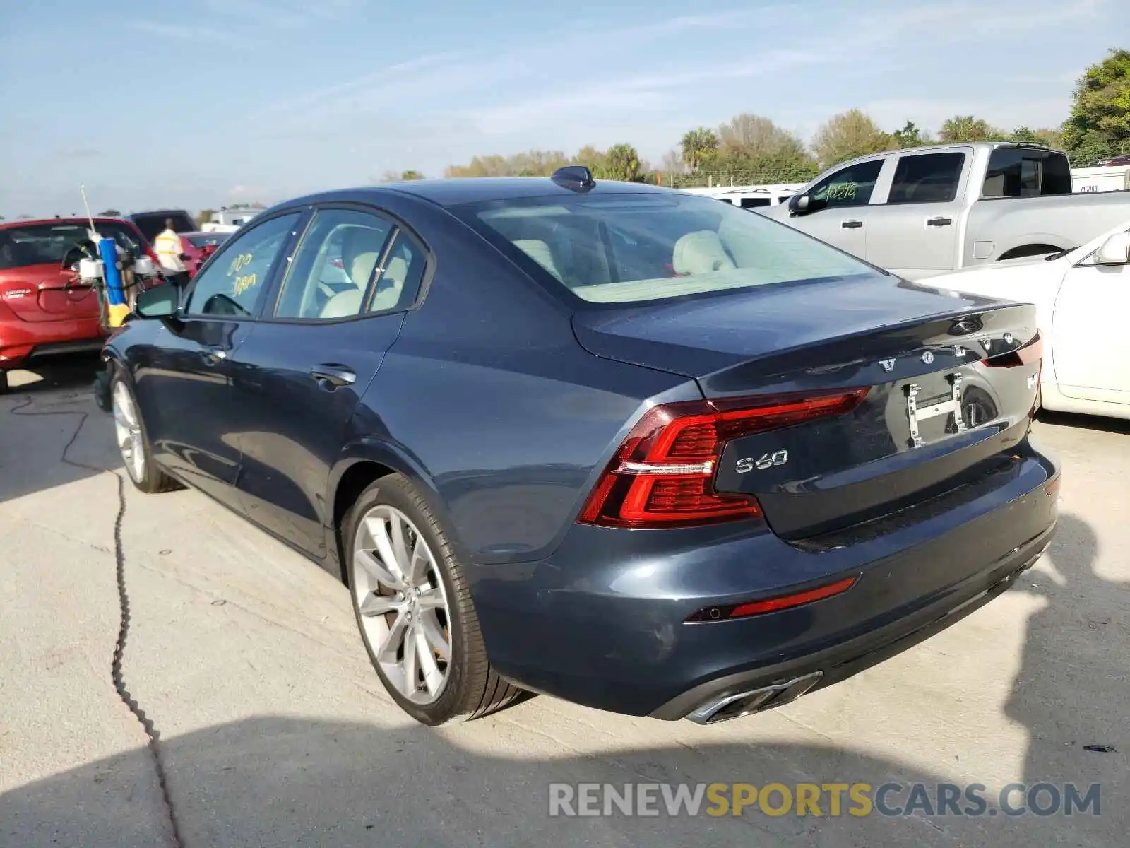 3 Photograph of a damaged car 7JRA22TK2LG039953 VOLVO S60 2020