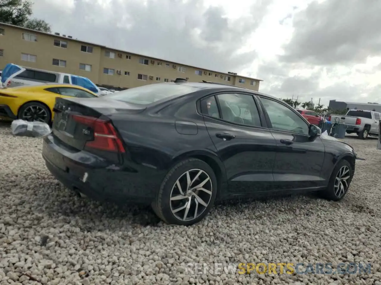 3 Photograph of a damaged car 7JRA22TK2LG063928 VOLVO S60 2020