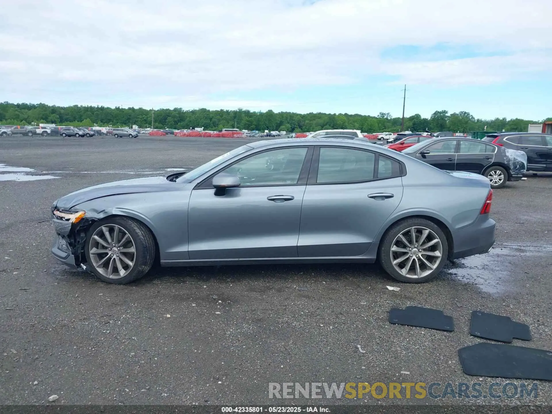 13 Photograph of a damaged car 7JRA22TK2LG065825 VOLVO S60 2020