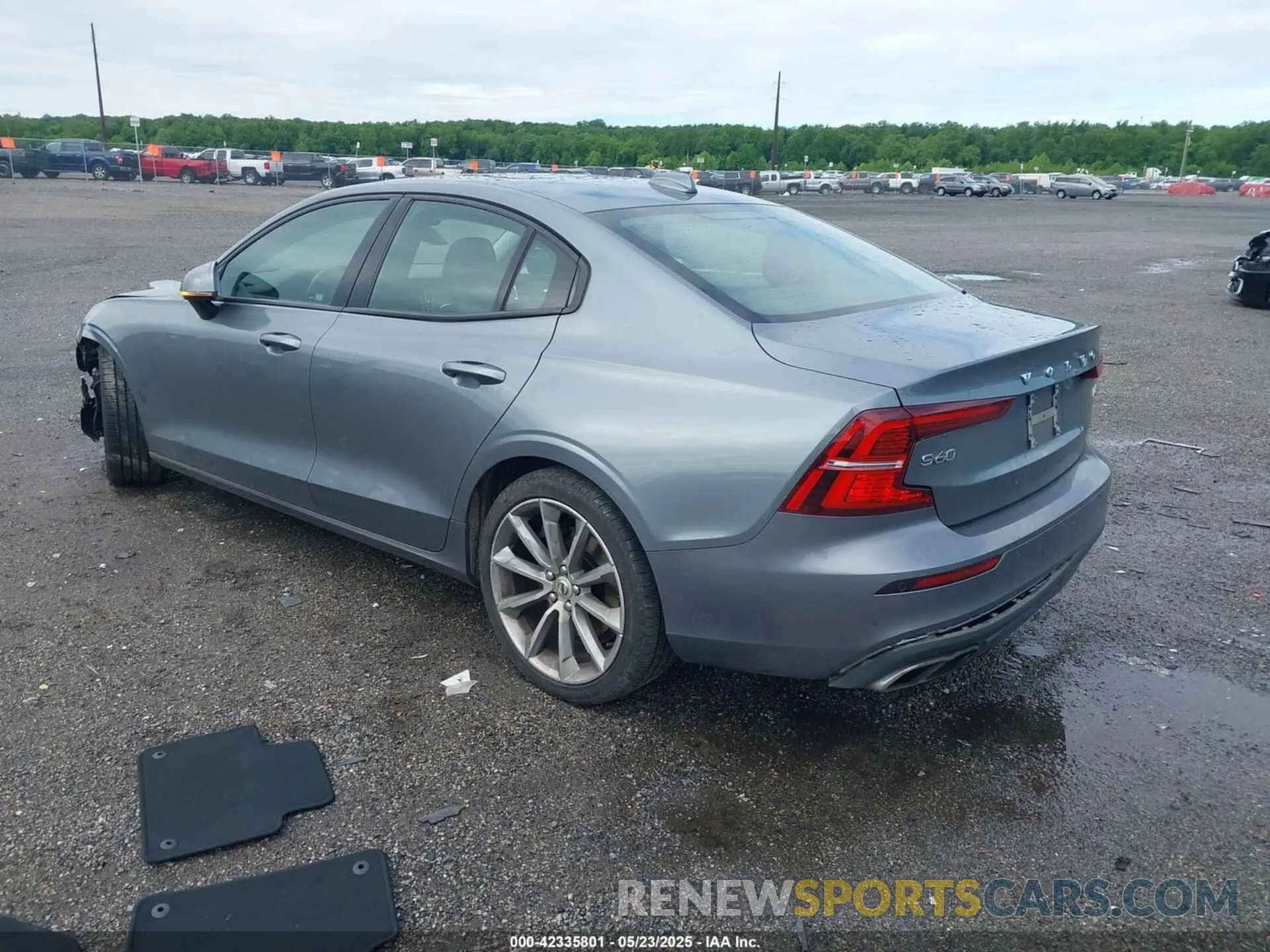 3 Photograph of a damaged car 7JRA22TK2LG065825 VOLVO S60 2020