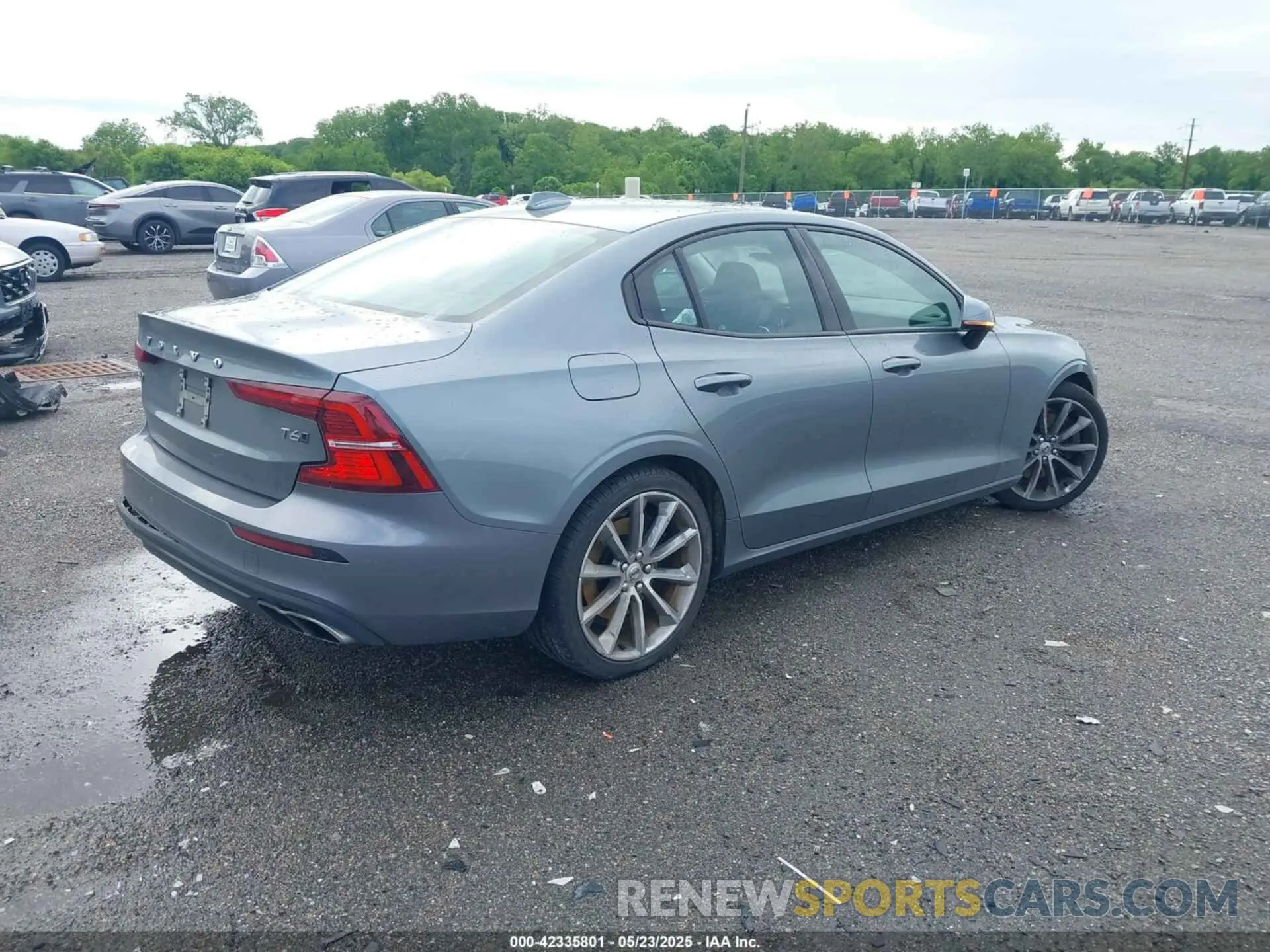 4 Photograph of a damaged car 7JRA22TK2LG065825 VOLVO S60 2020