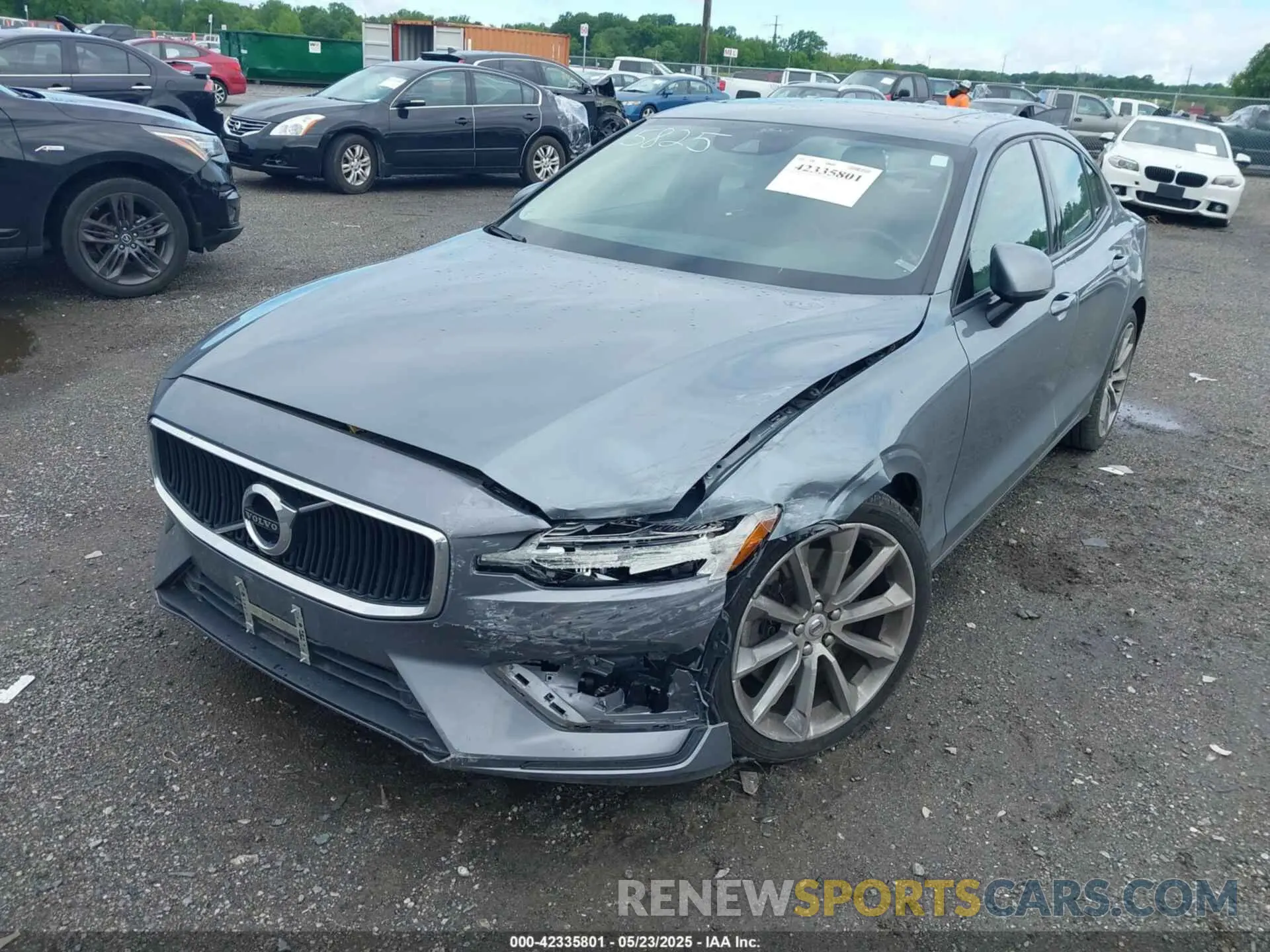 6 Photograph of a damaged car 7JRA22TK2LG065825 VOLVO S60 2020
