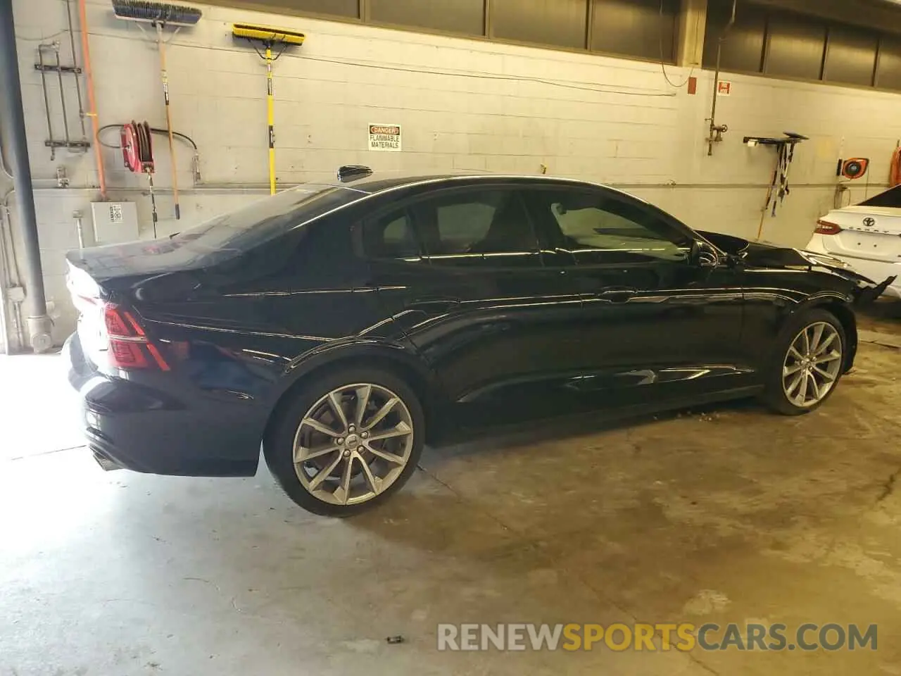 3 Photograph of a damaged car 7JRA22TK4LG065874 VOLVO S60 2020