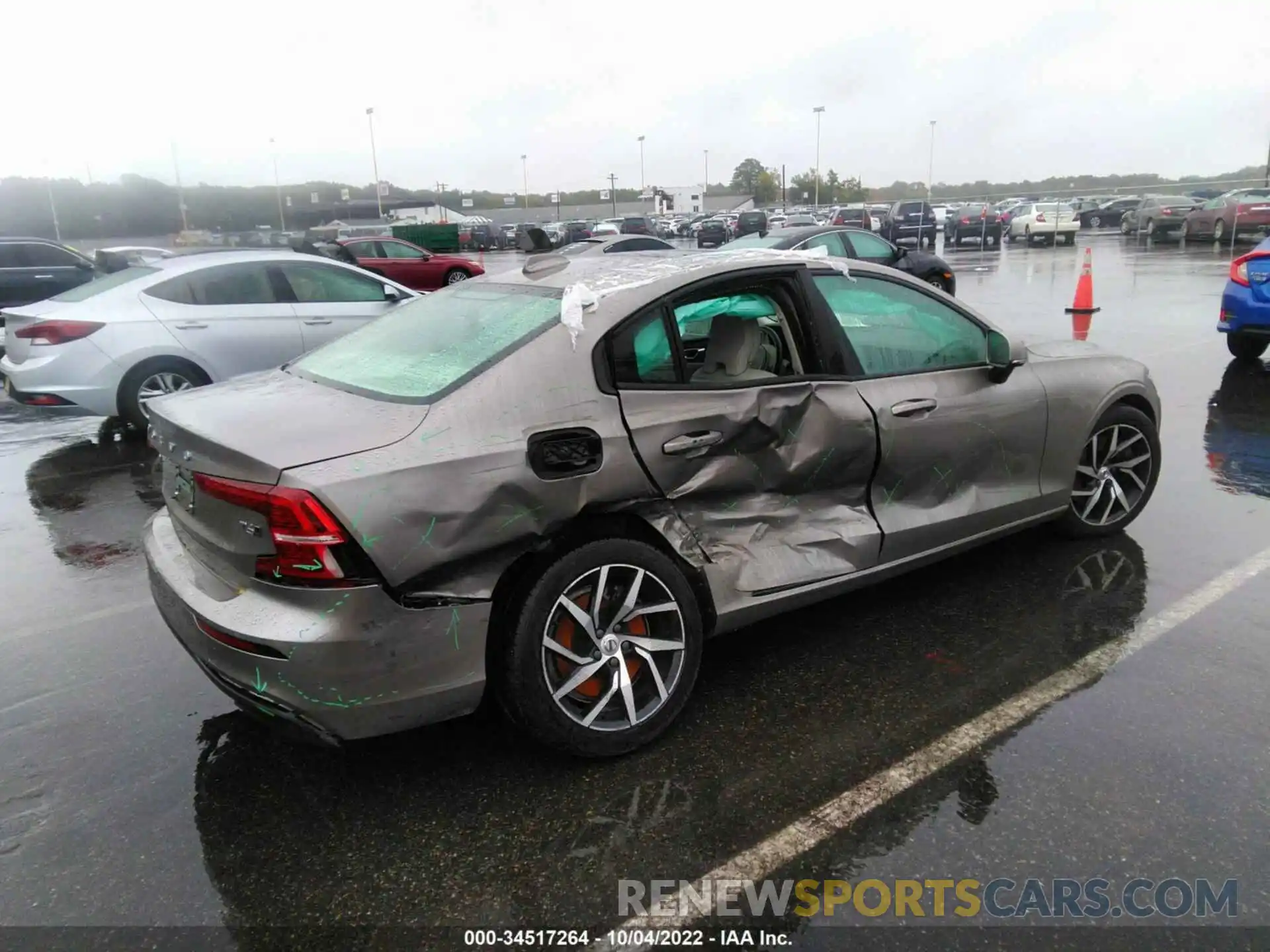 4 Photograph of a damaged car 7JRA22TK5LG038103 VOLVO S60 2020