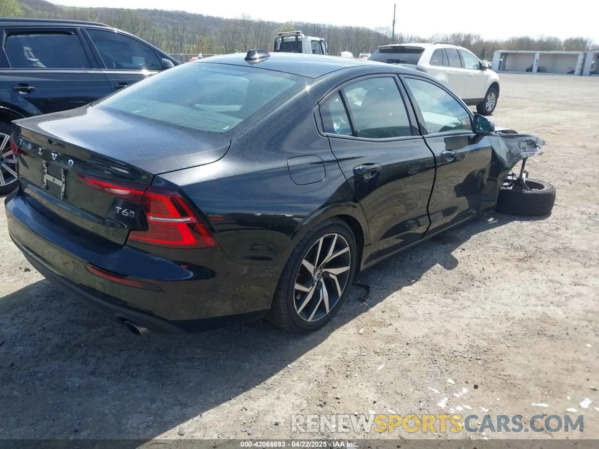 4 Photograph of a damaged car 7JRA22TK6LG057386 VOLVO S60 2020