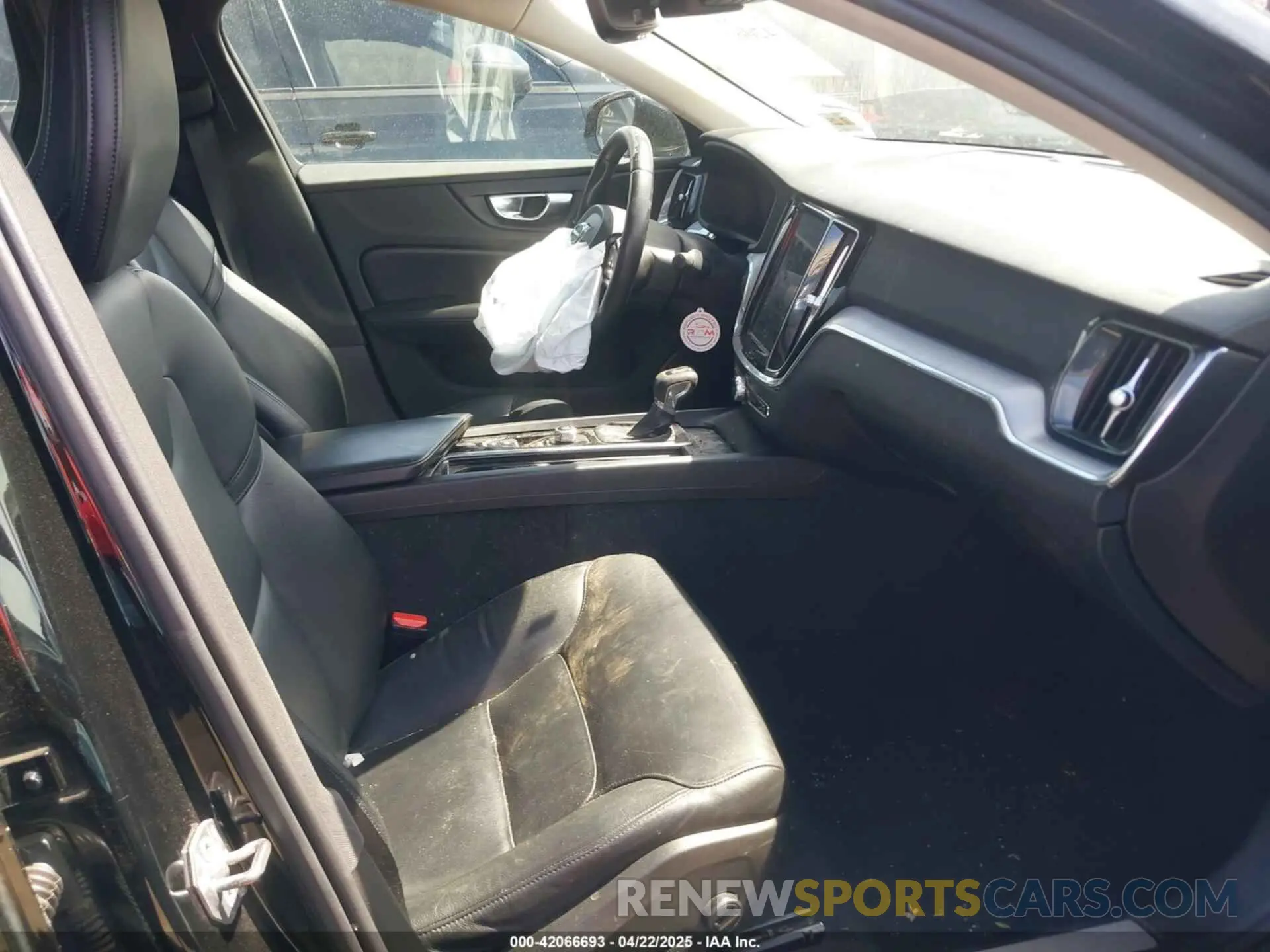 5 Photograph of a damaged car 7JRA22TK6LG057386 VOLVO S60 2020