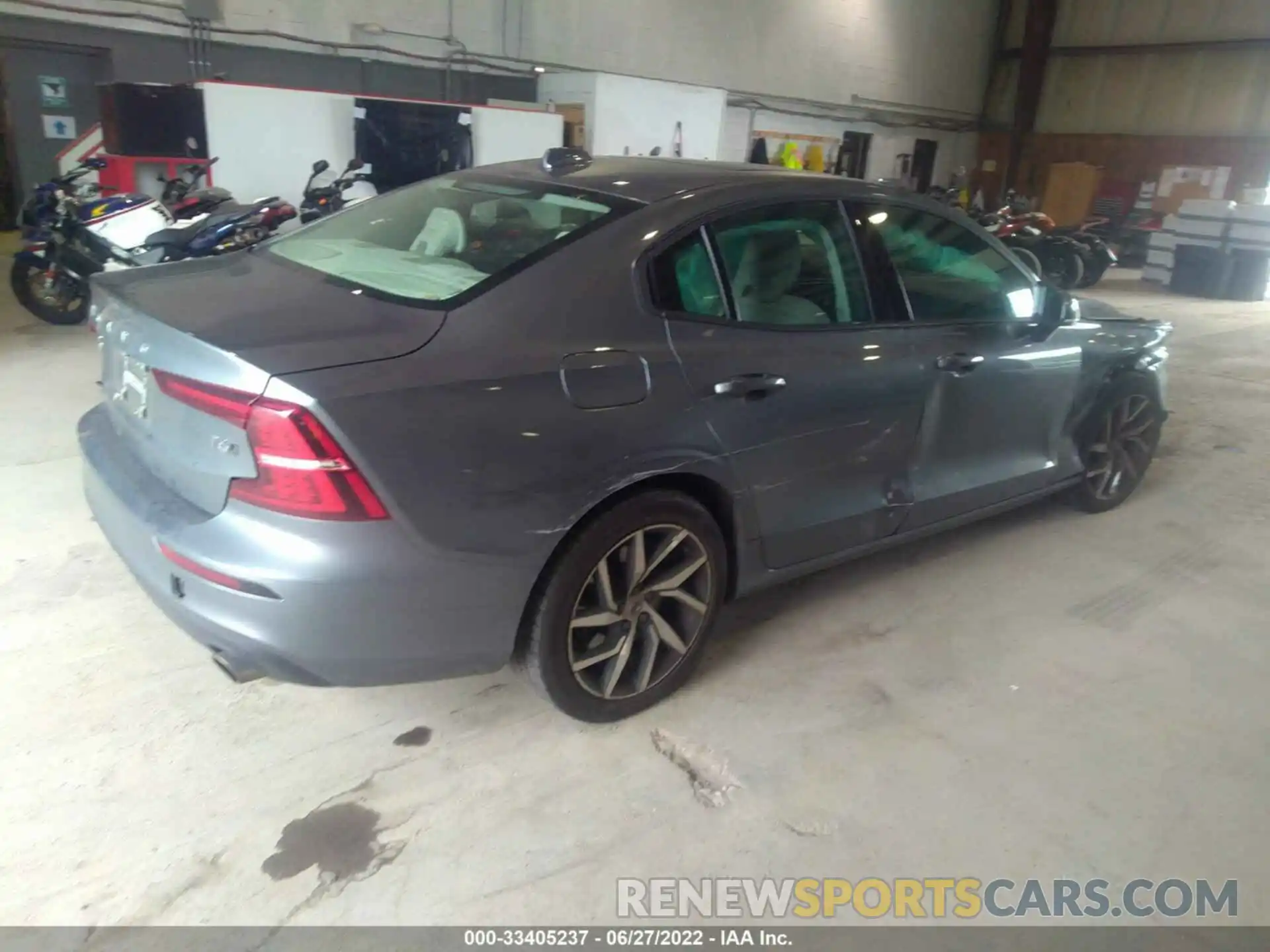 4 Photograph of a damaged car 7JRA22TK8LG044042 VOLVO S60 2020