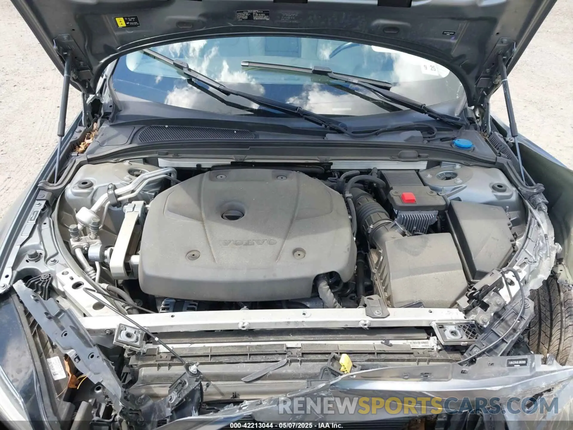 10 Photograph of a damaged car 7JRA22TK8LG063920 VOLVO S60 2020