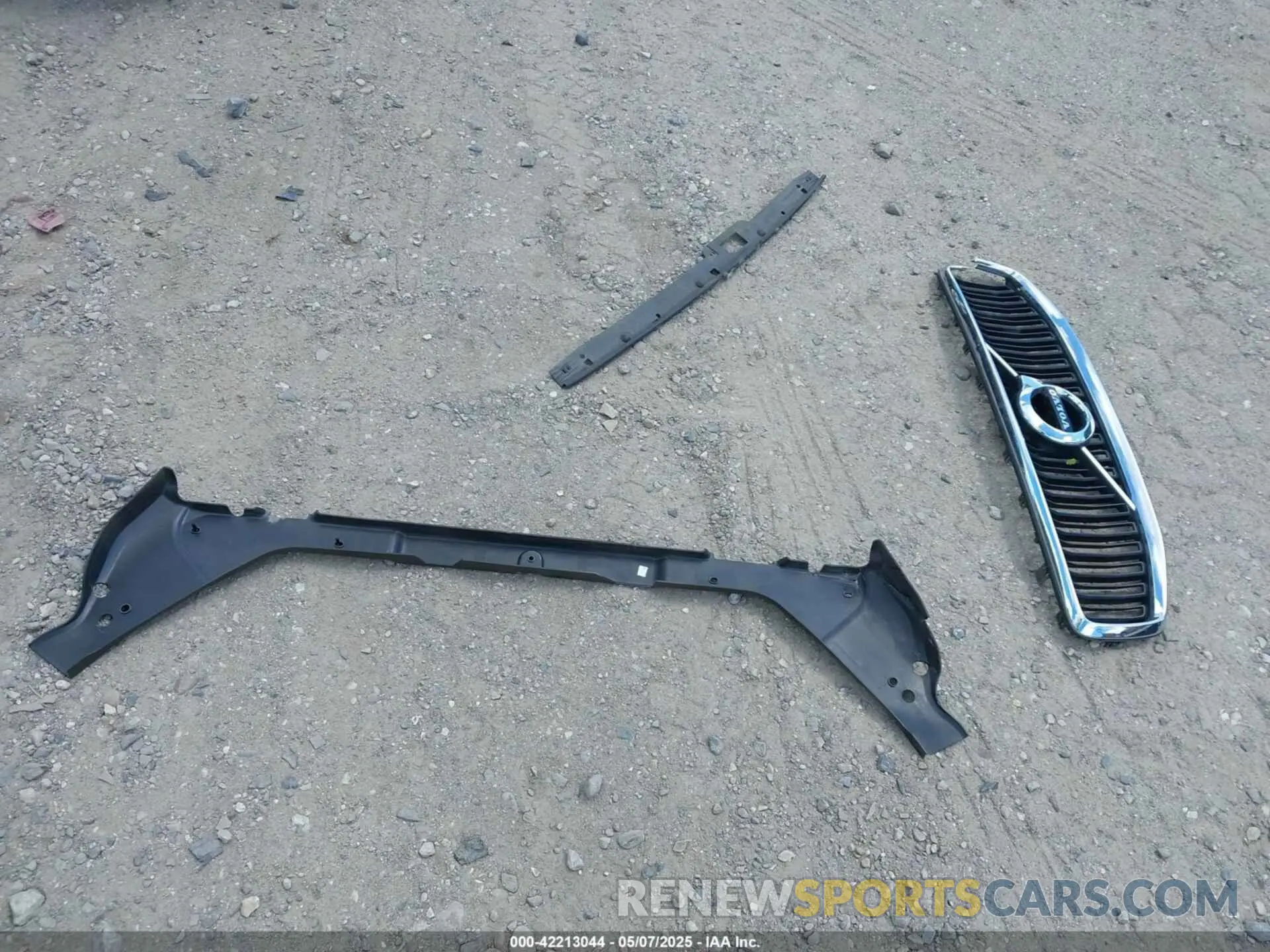 12 Photograph of a damaged car 7JRA22TK8LG063920 VOLVO S60 2020