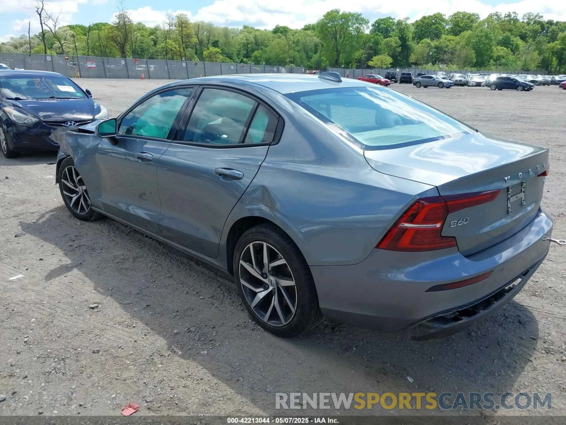 3 Photograph of a damaged car 7JRA22TK8LG063920 VOLVO S60 2020