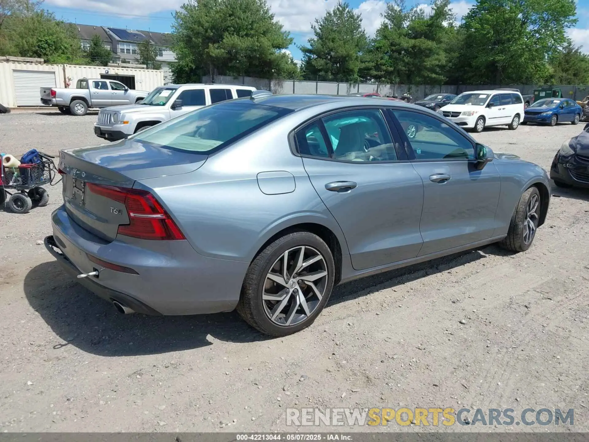 4 Photograph of a damaged car 7JRA22TK8LG063920 VOLVO S60 2020