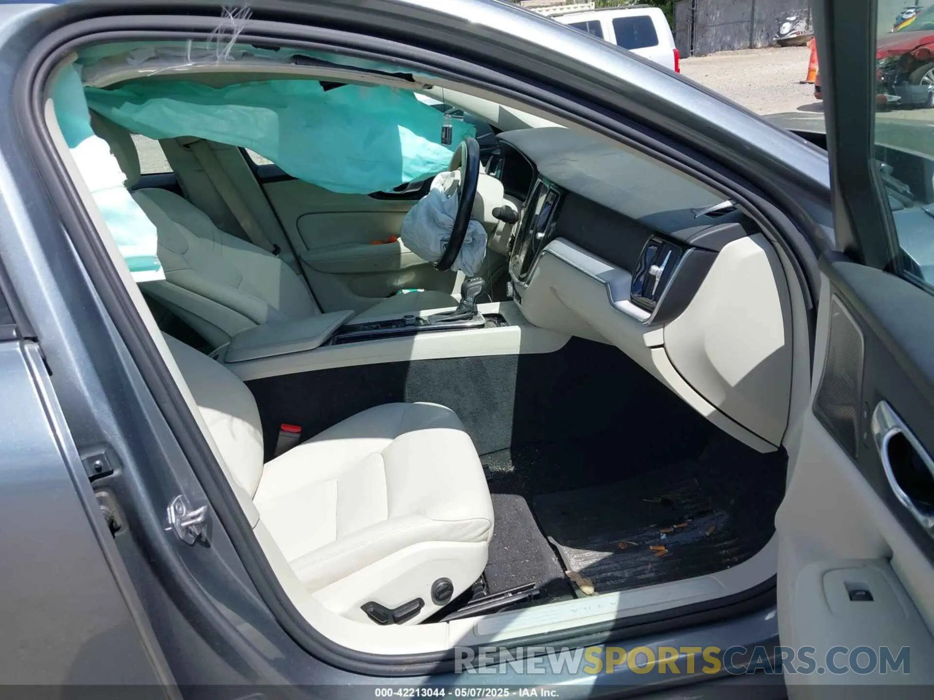 5 Photograph of a damaged car 7JRA22TK8LG063920 VOLVO S60 2020